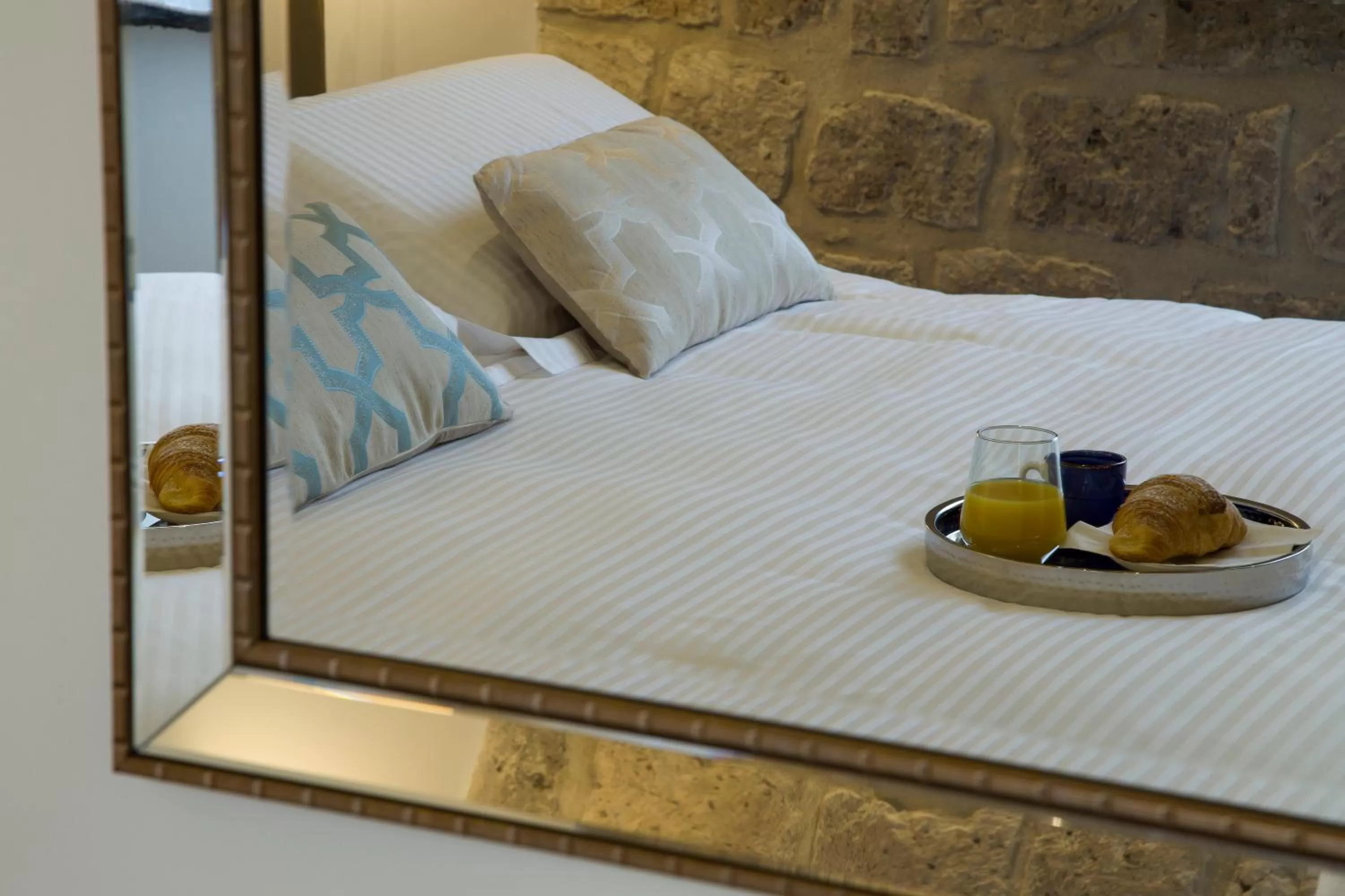 Decorative detail, Bed in La Chiaja art&relais