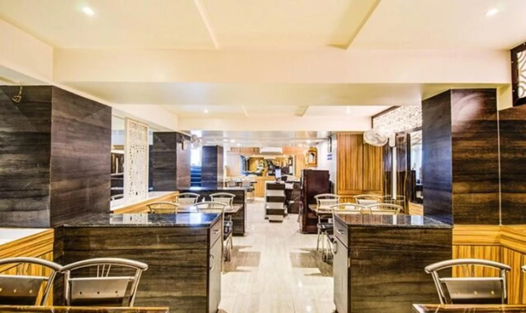 Restaurant/Places to Eat in FabHotel Krishna Regency