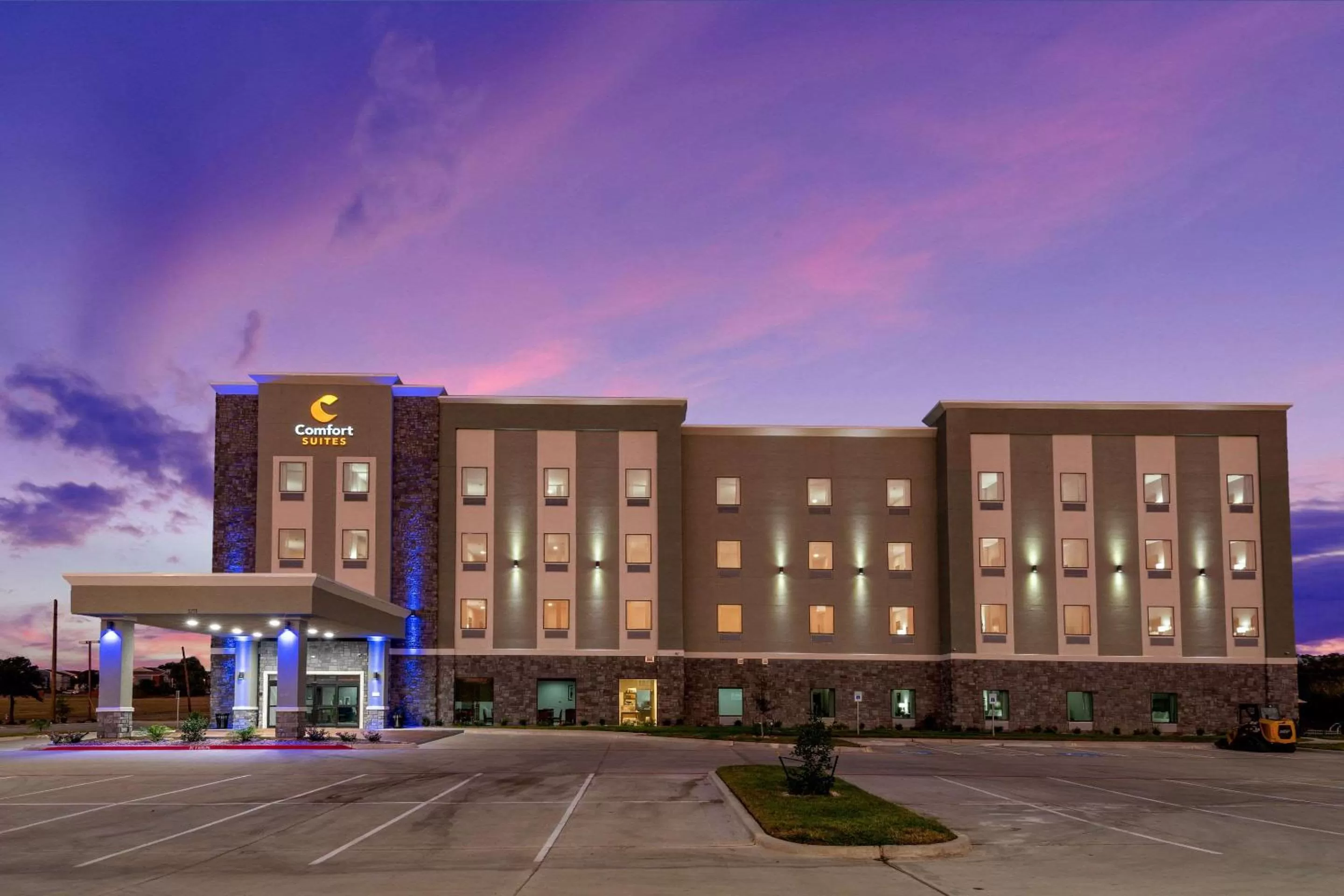 Property building in Comfort Suites DeSoto Dallas South