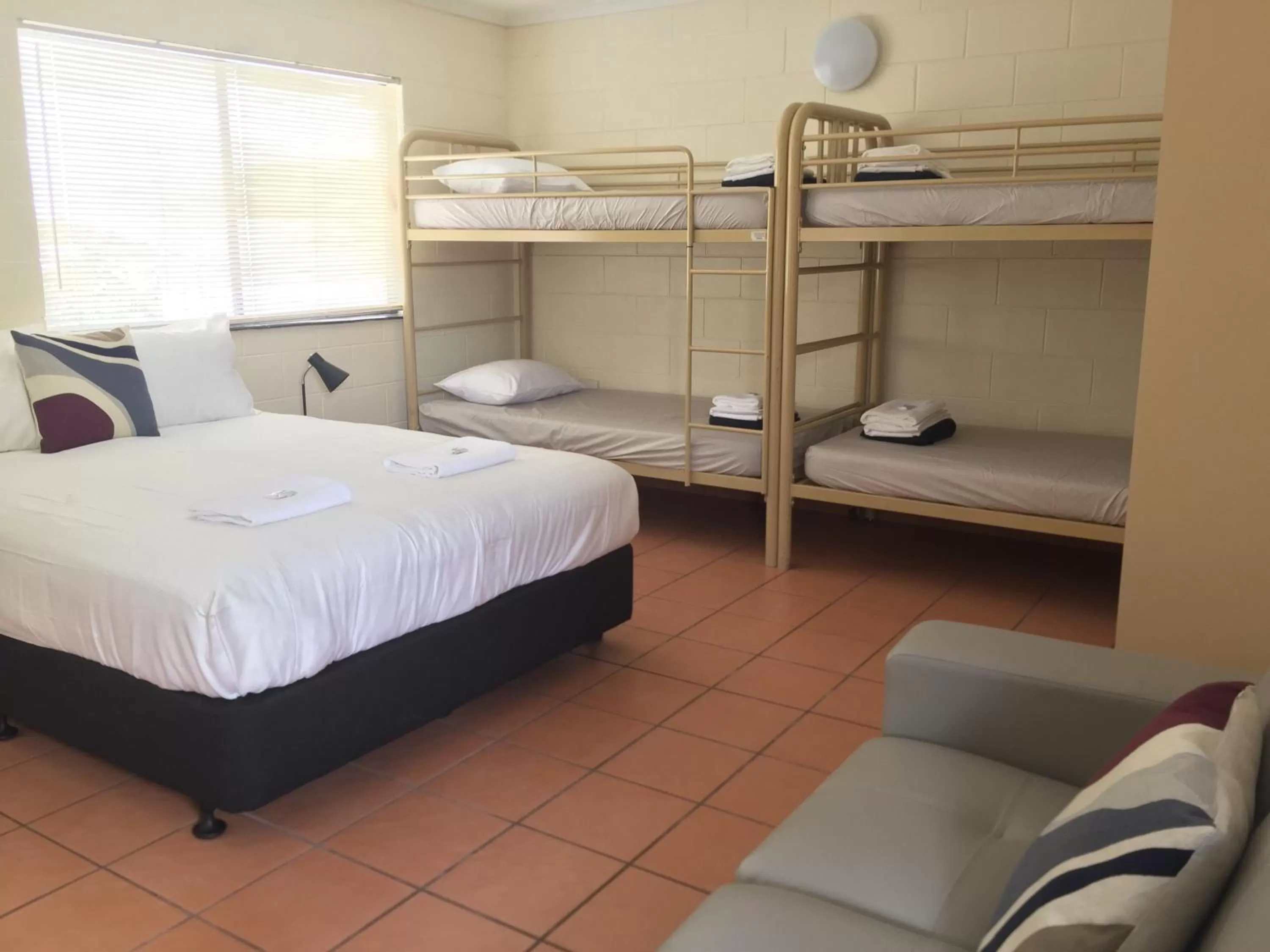 Bedroom, Bed in Lake Central Cairns