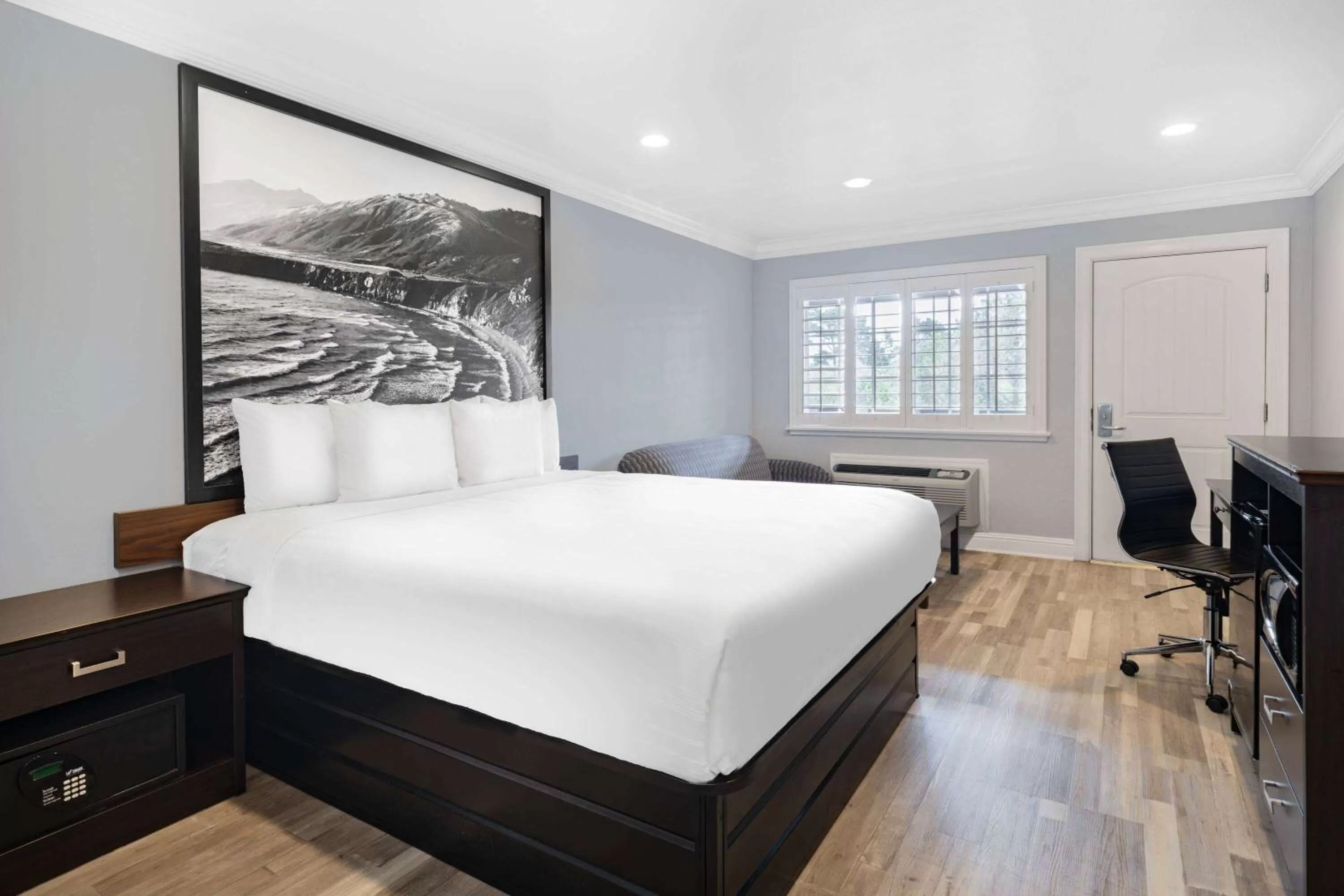 Bed in Aura Inn Monterey