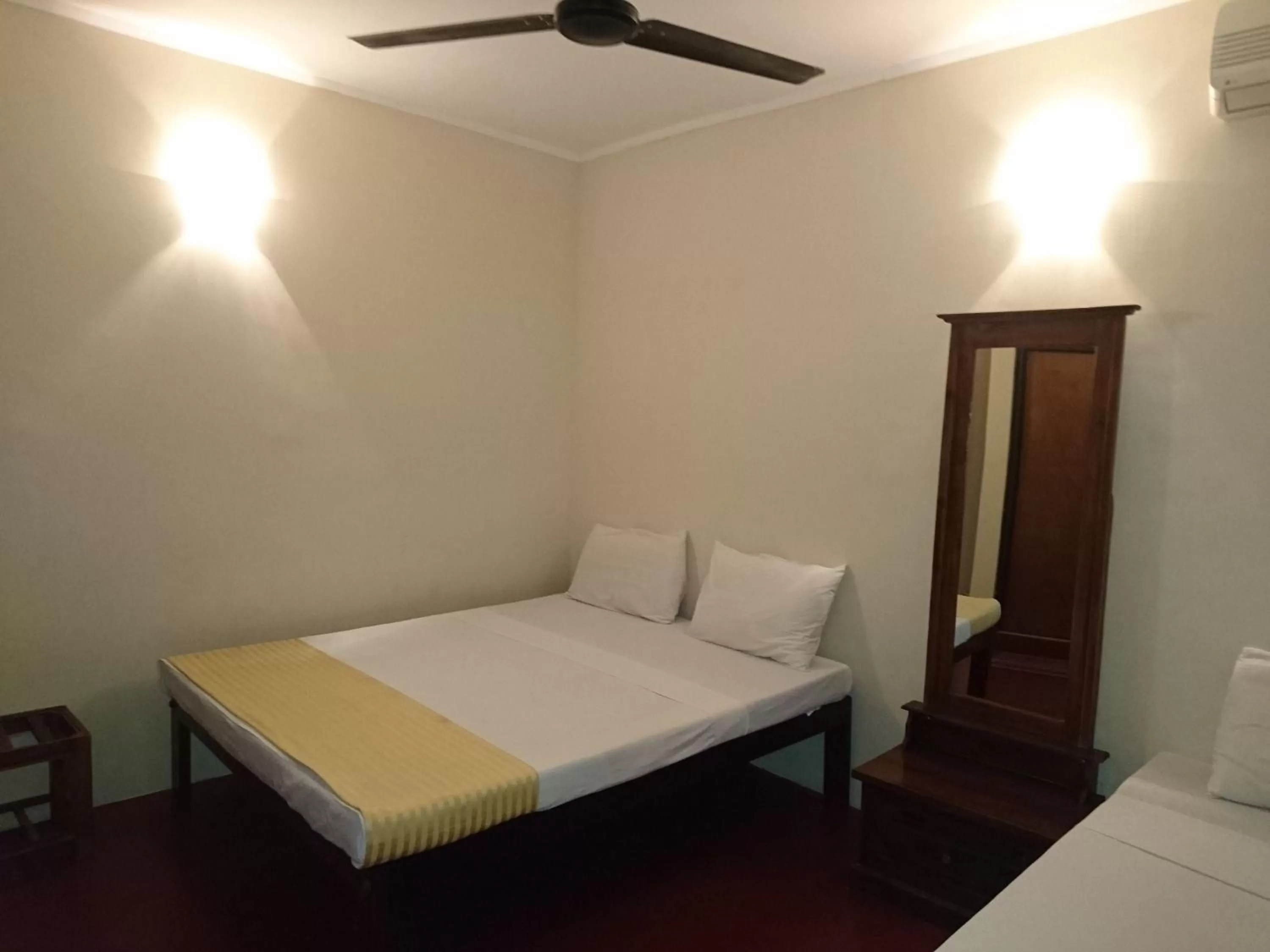 Bed in Shiva Rest Katharagama