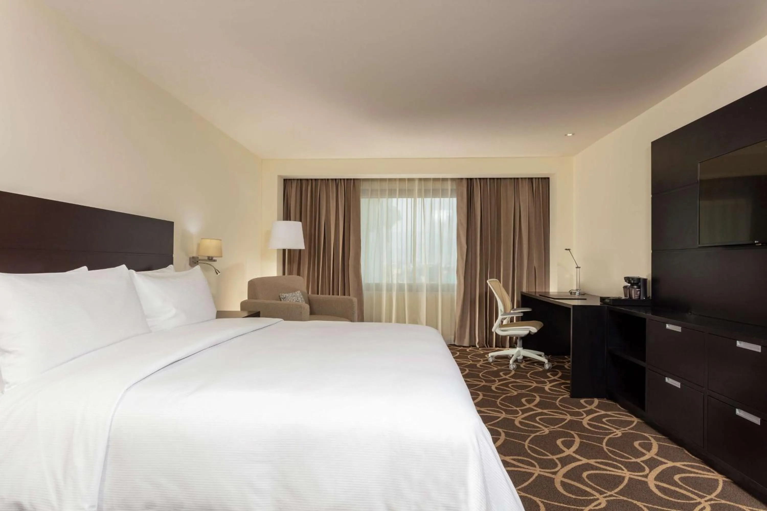 Bedroom, Bed in Doubletree By Hilton Toluca