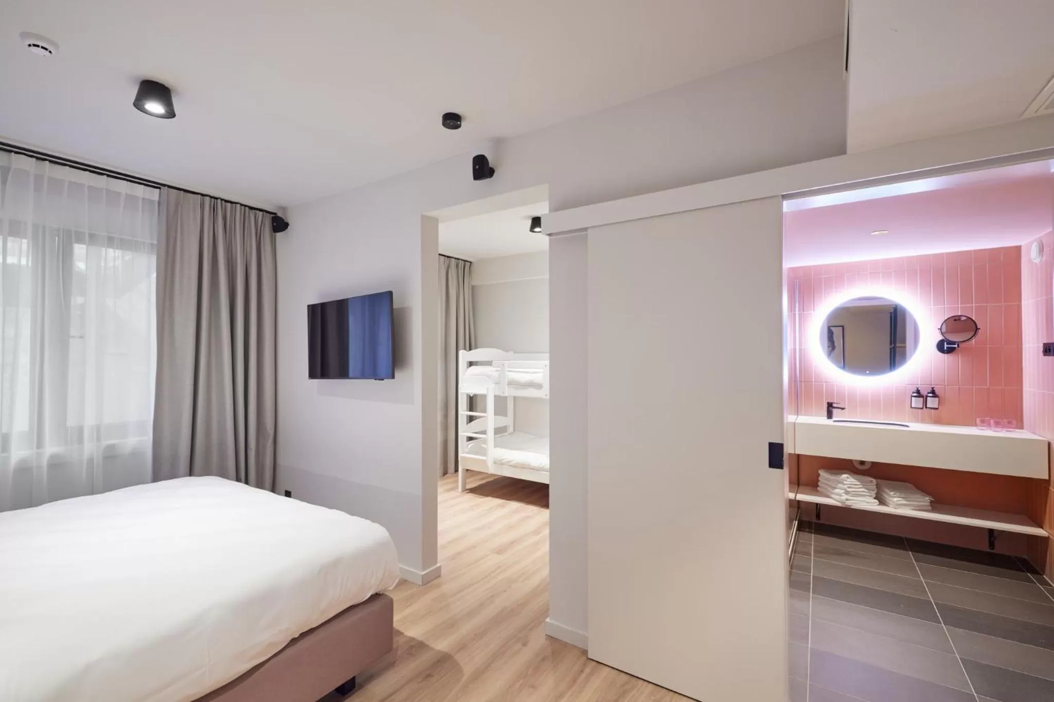 Bathroom, Bed in Rosa Hotel