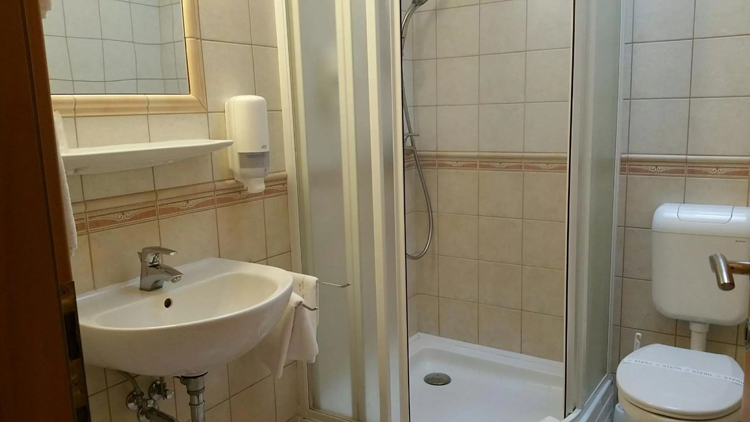 Bathroom in Vadászkürt Panzió