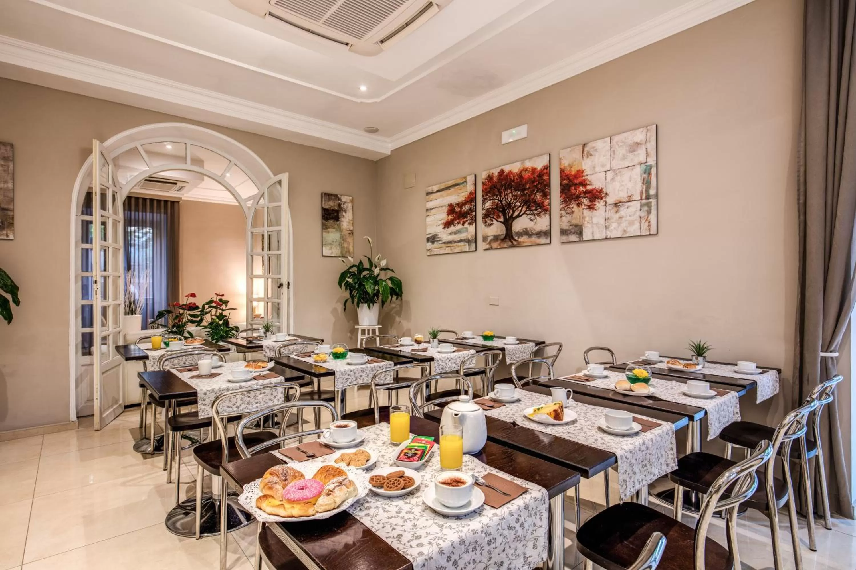 Restaurant/places to eat in Rome Garden Hotel