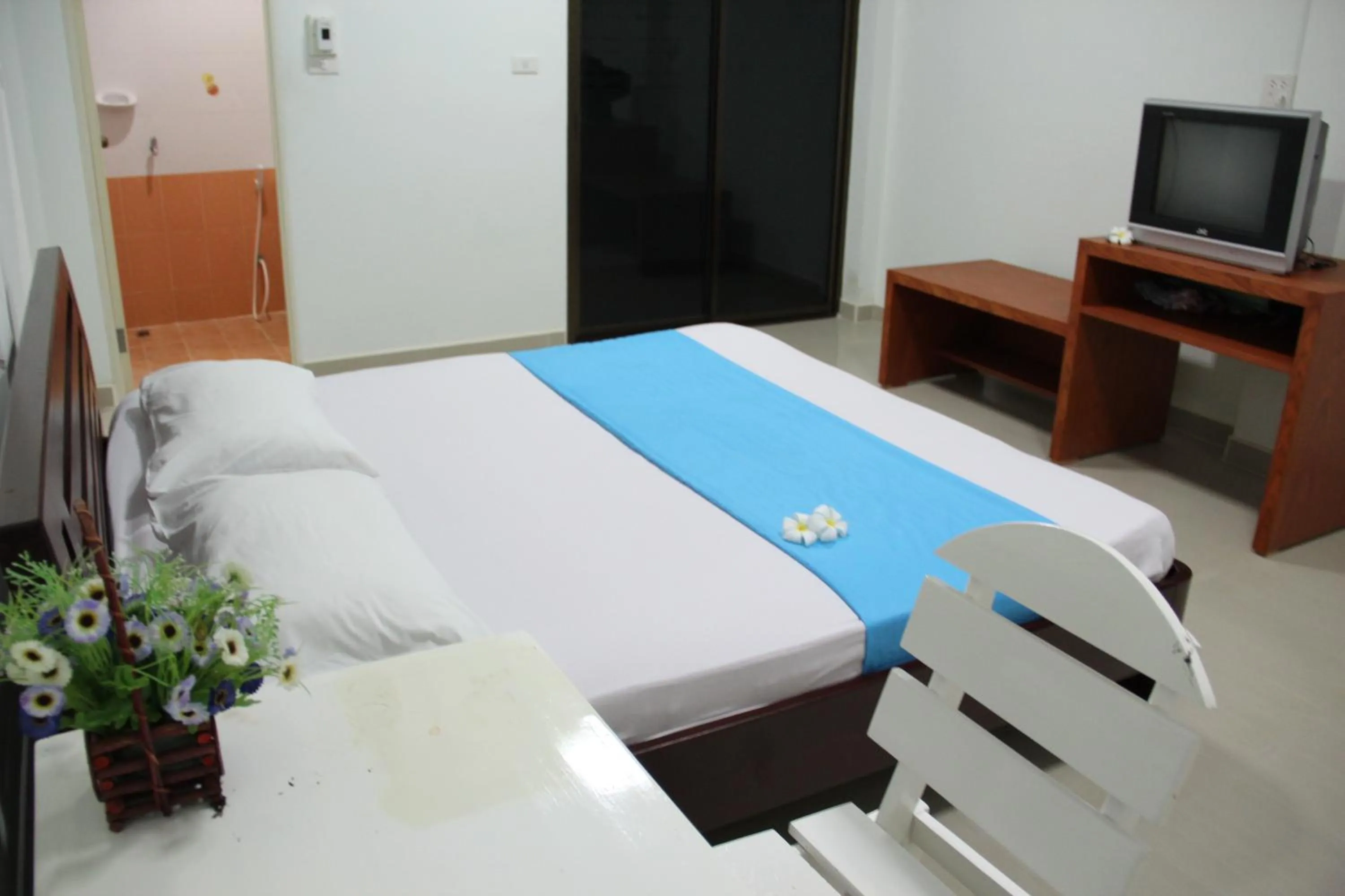 Photo of the whole room, Bed in Thai Guesthouse