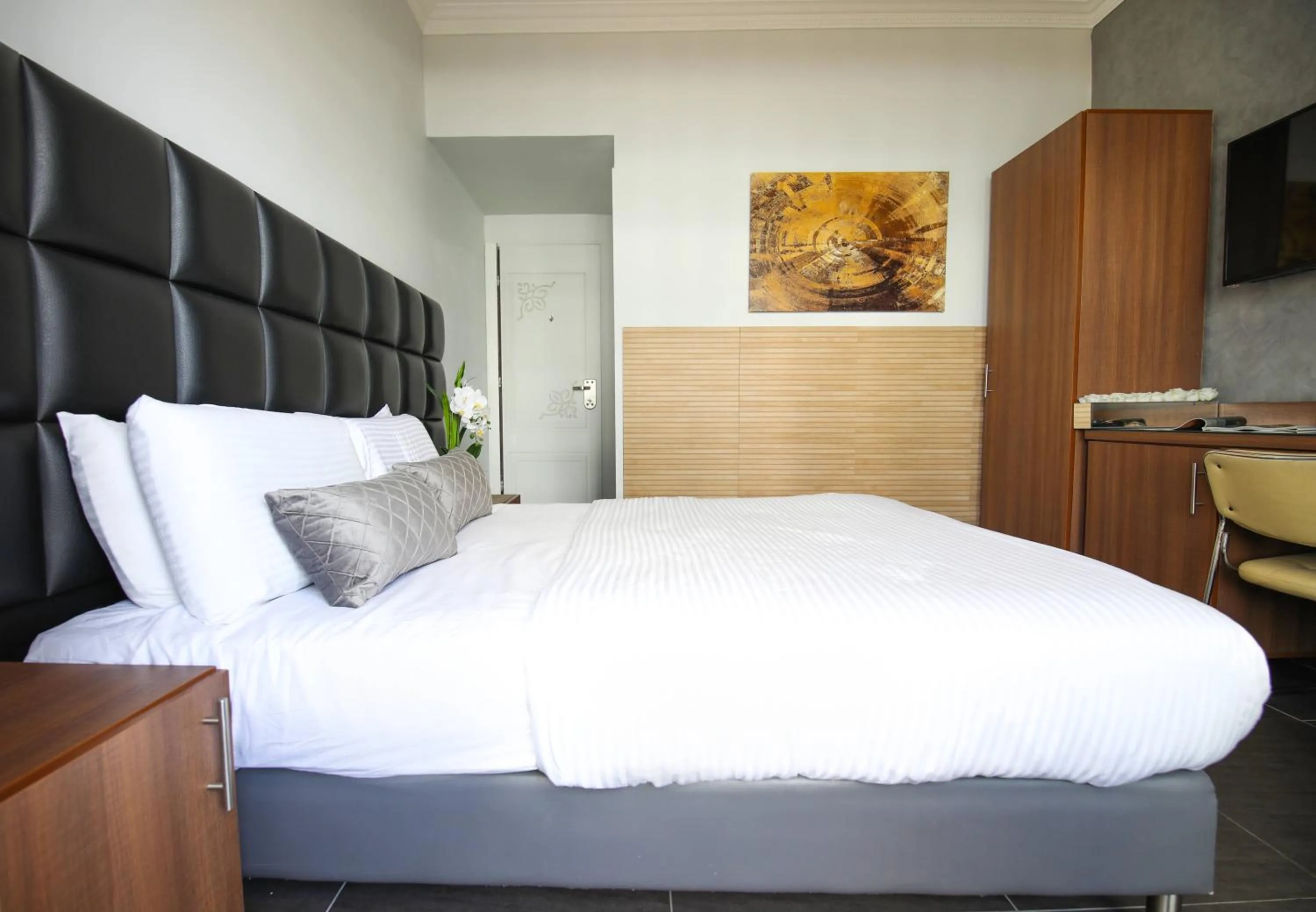 Living room, Bed in Miami Beach Hotel Tel Aviv