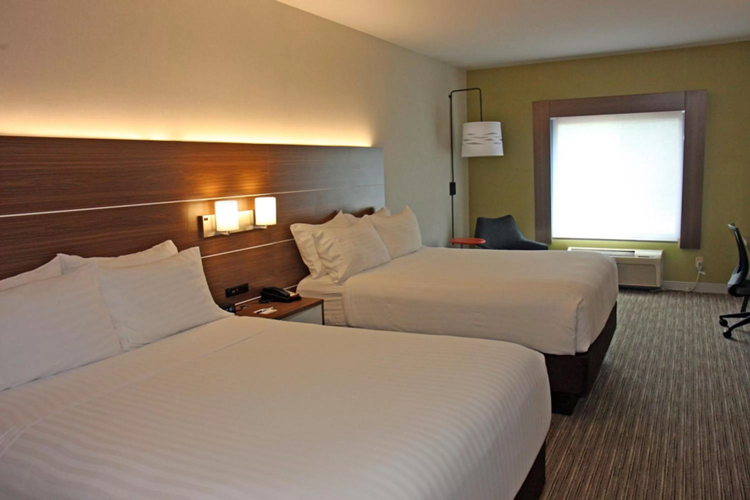 Photo of the whole room, Bed in Holiday Inn Express Branford-New Haven by IHG