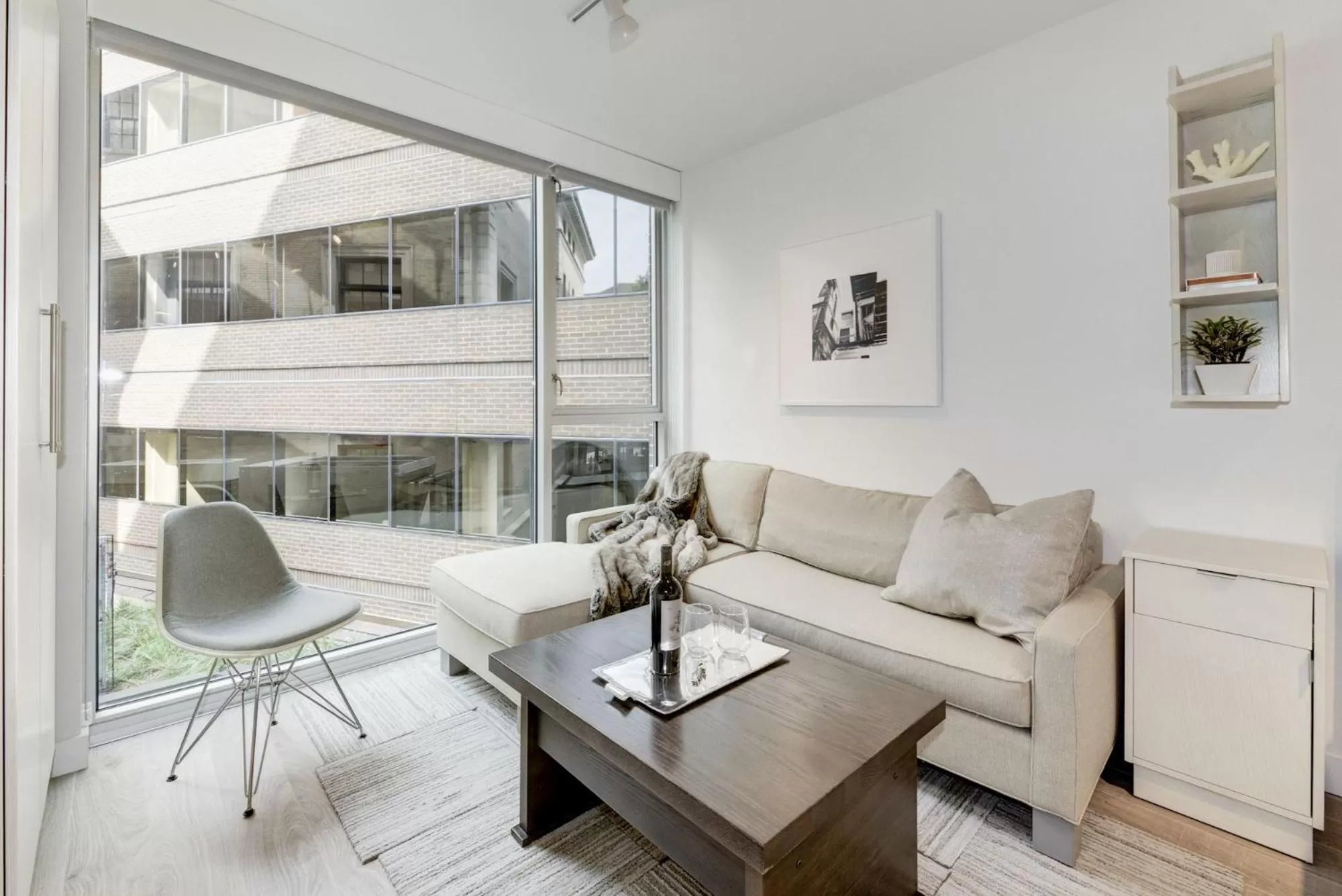 Living room in Placemakr Dupont Circle