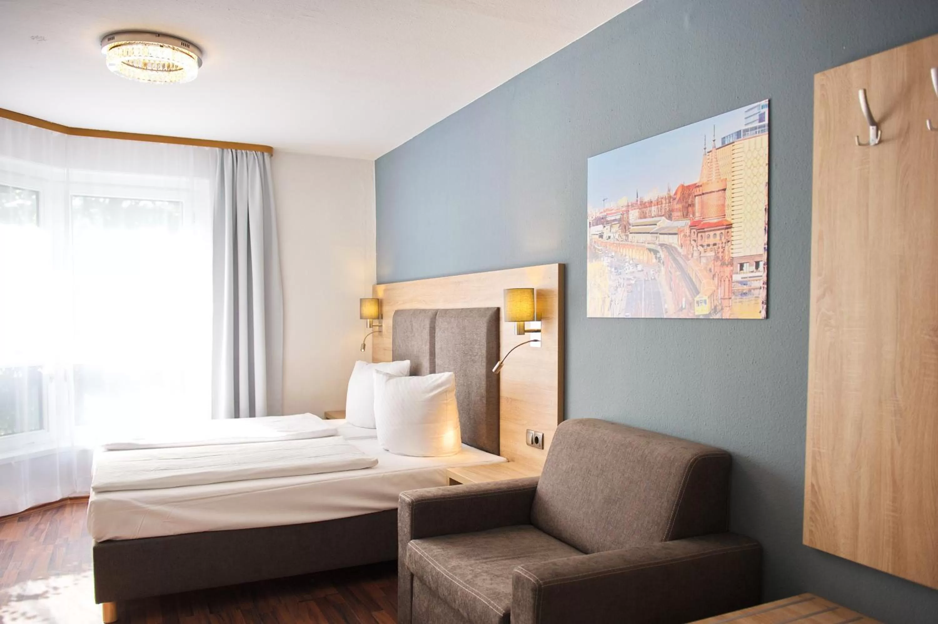 Photo of the whole room, Bed in BlnCty Hotel