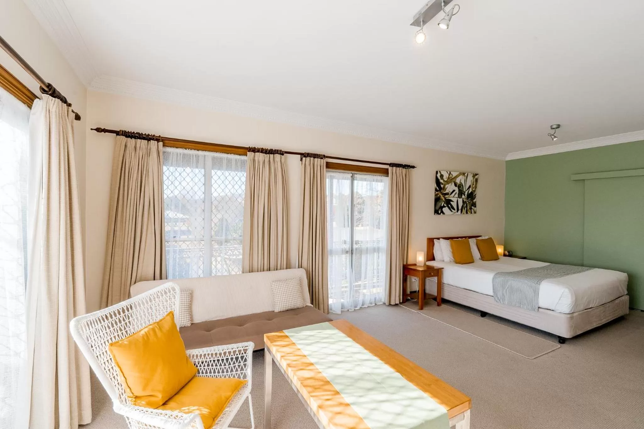 Photo of the whole room, Bed in The Henry Parkes Tenterfield