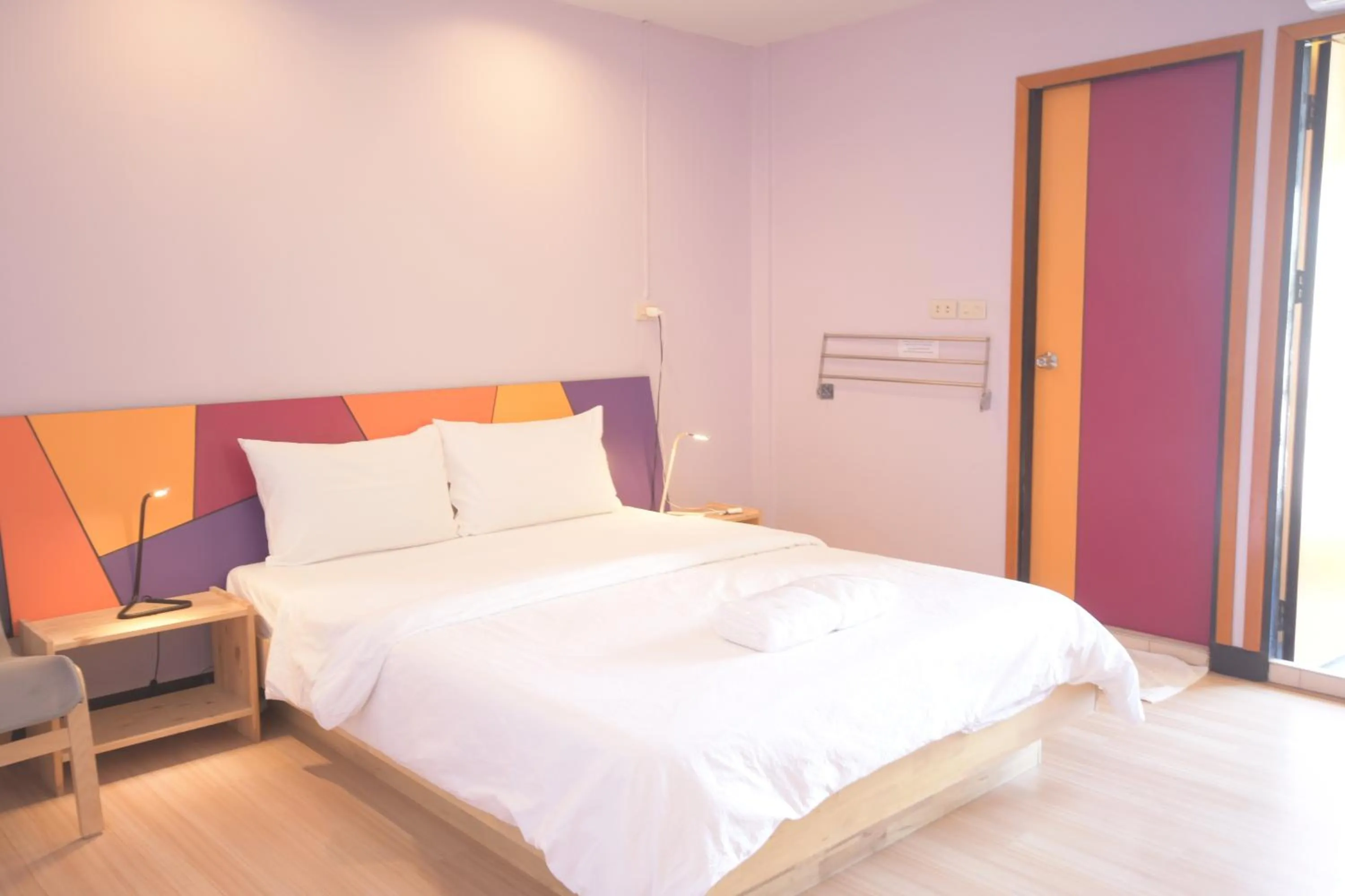 Photo of the whole room, Bed in Room@Vipa