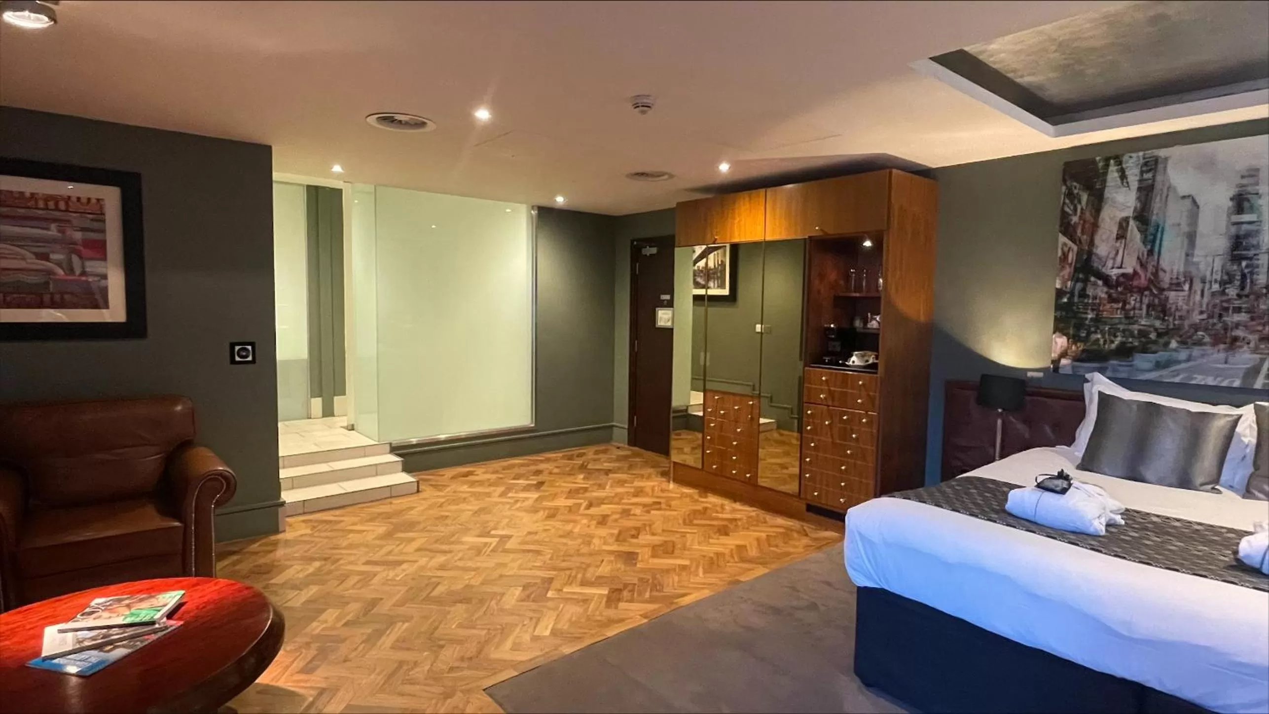 Bedroom, Bed in Le Monde Hotel