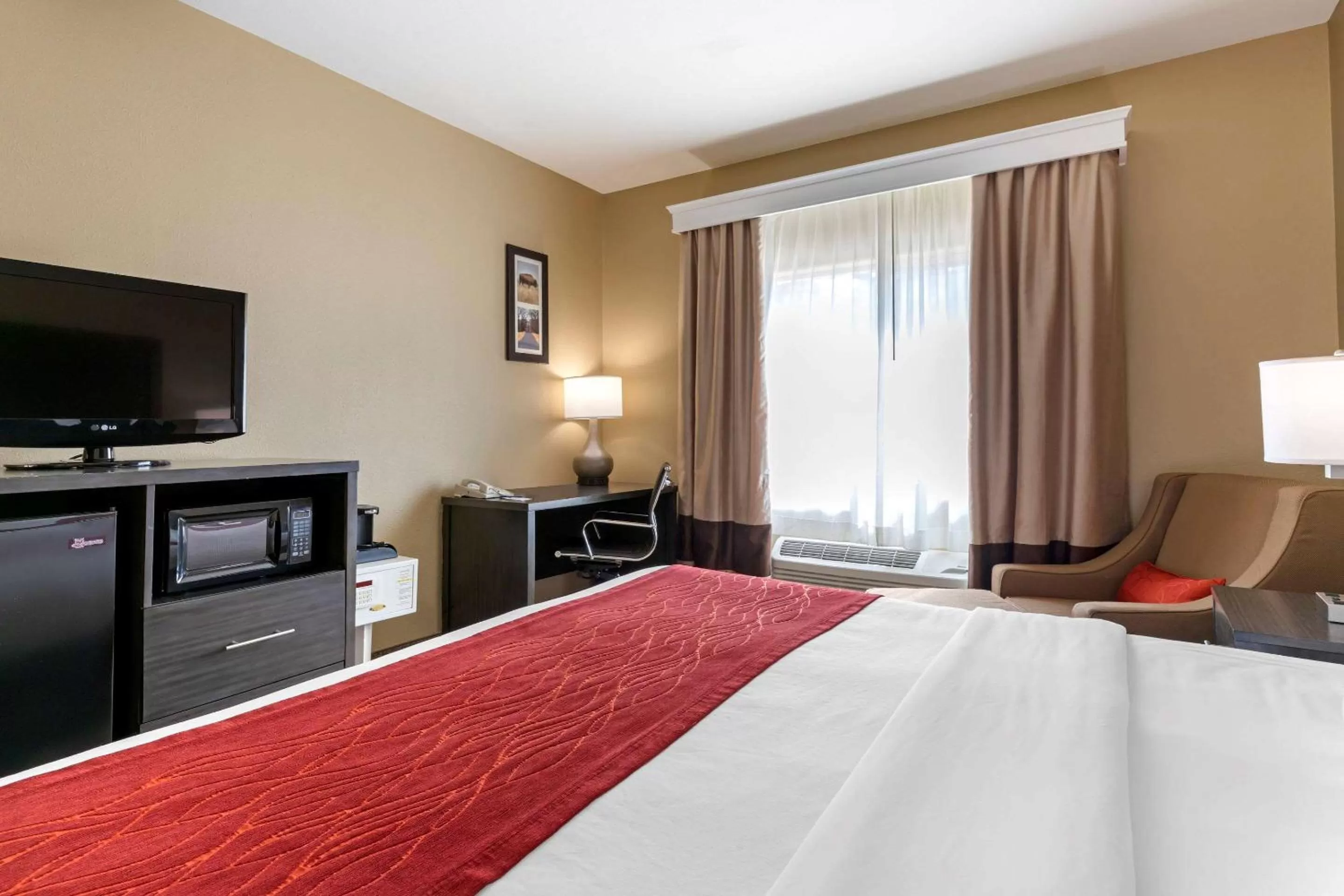 Photo of the whole room, Bed in Comfort Inn & Suites Ponca City near Marland Mansion