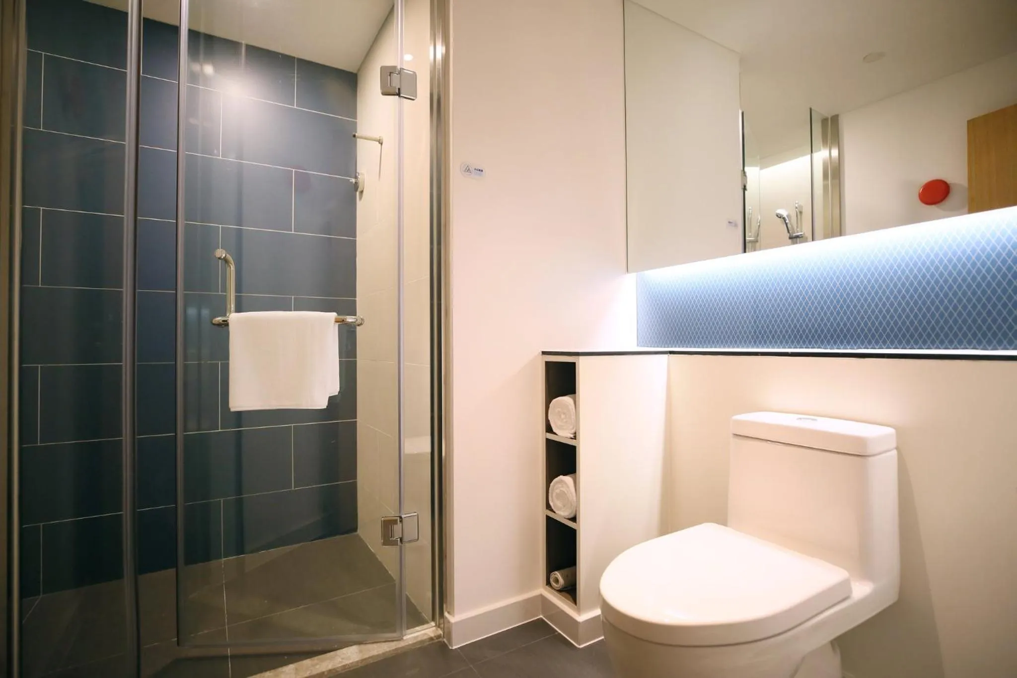 Photo of the whole room in Holiday Inn Express Chengdu North Railway Station by IHG - Near Panda Base, Near Chunxi Road Free laundromat