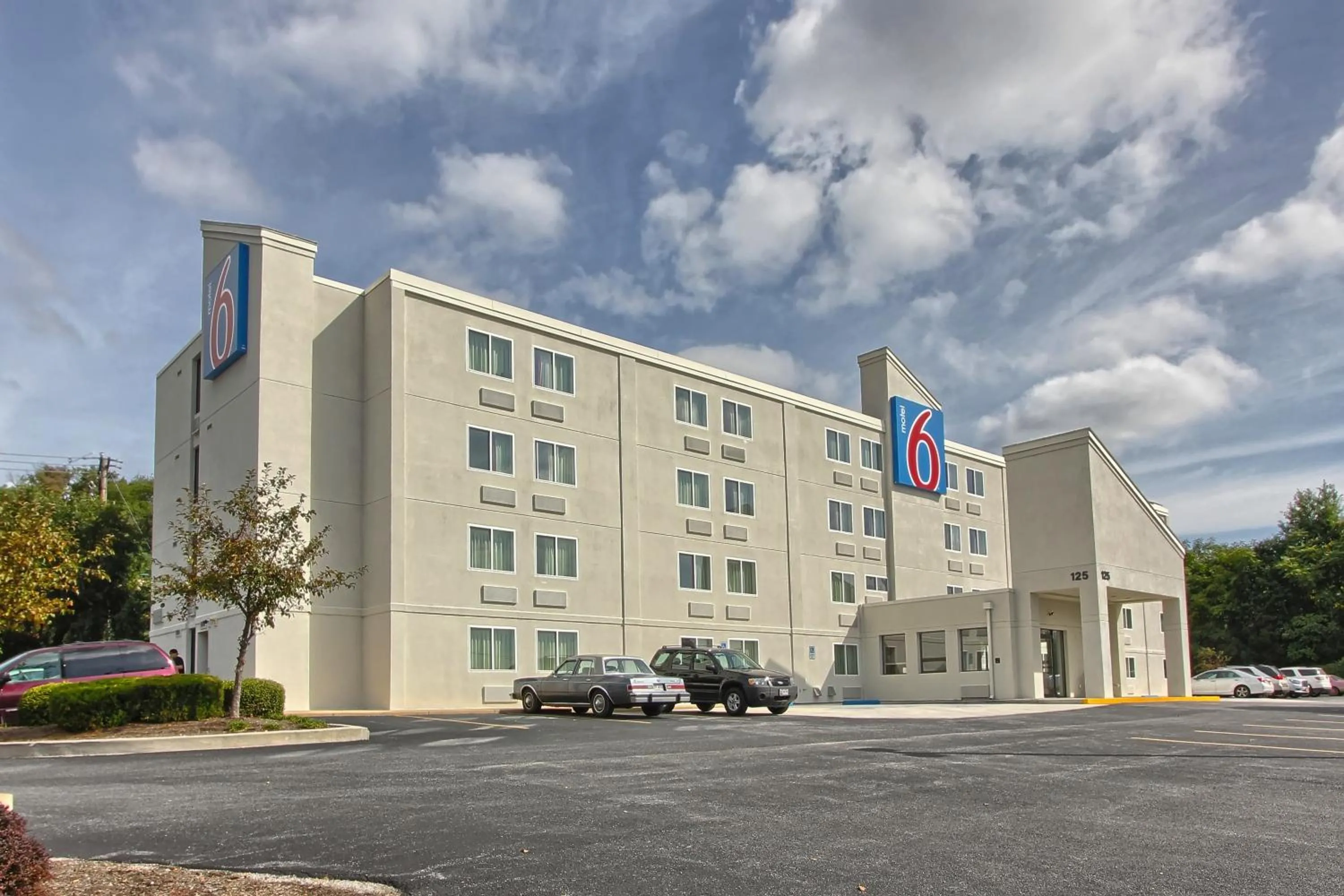 Property building in Motel 6-York, PA - North