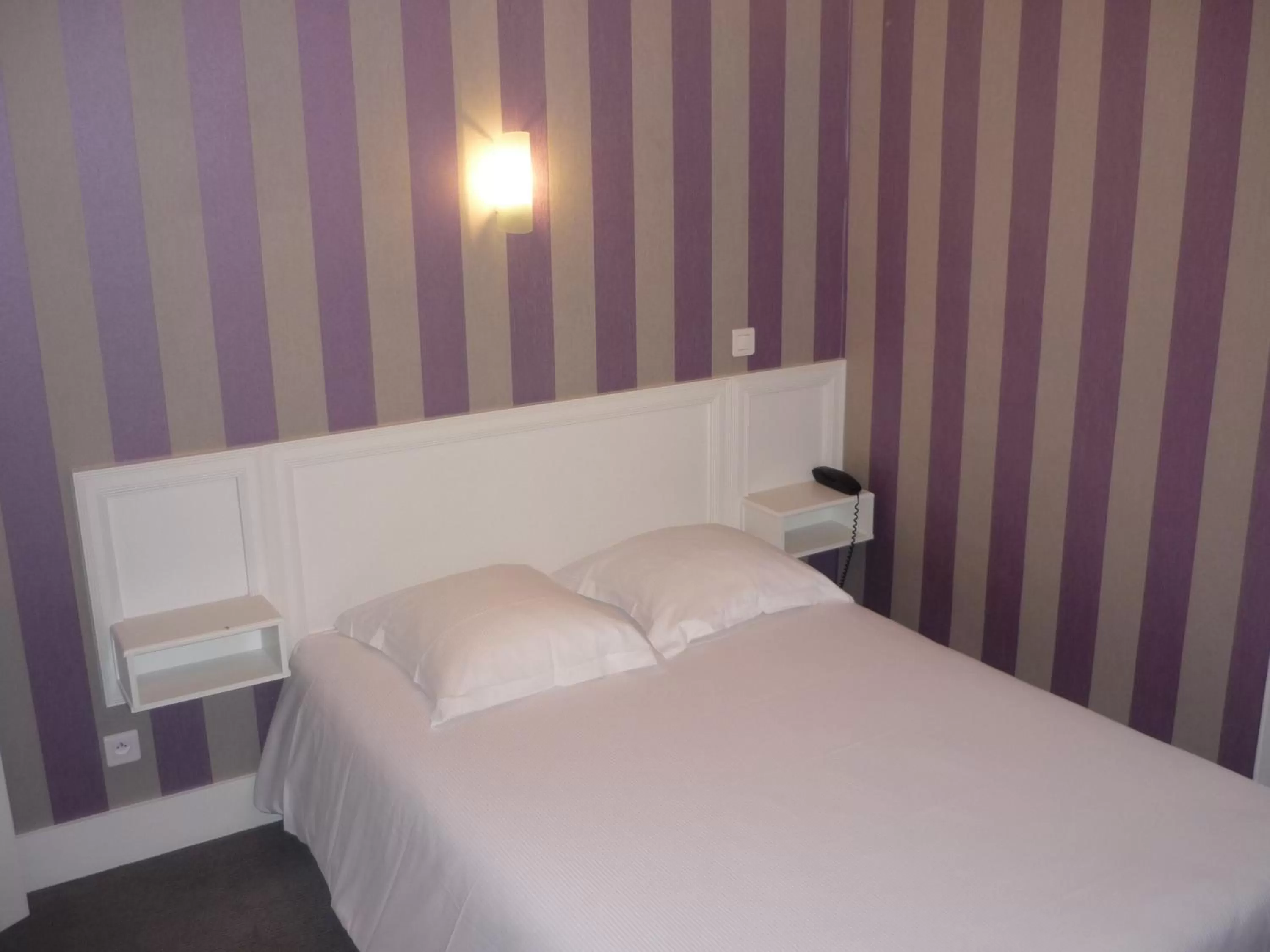 Photo of the whole room, Bed in The Originals Boutique, Hôtel Terminus, Bourg-en-Bresse Gare