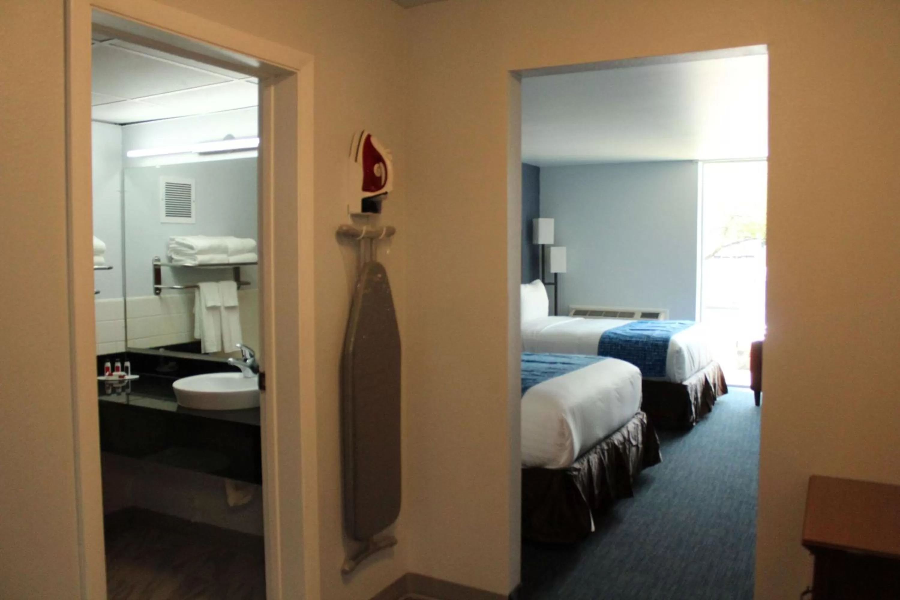 Photo of the whole room, Bed in Travelodge by Wyndham Water's Edge Hotel - Racine