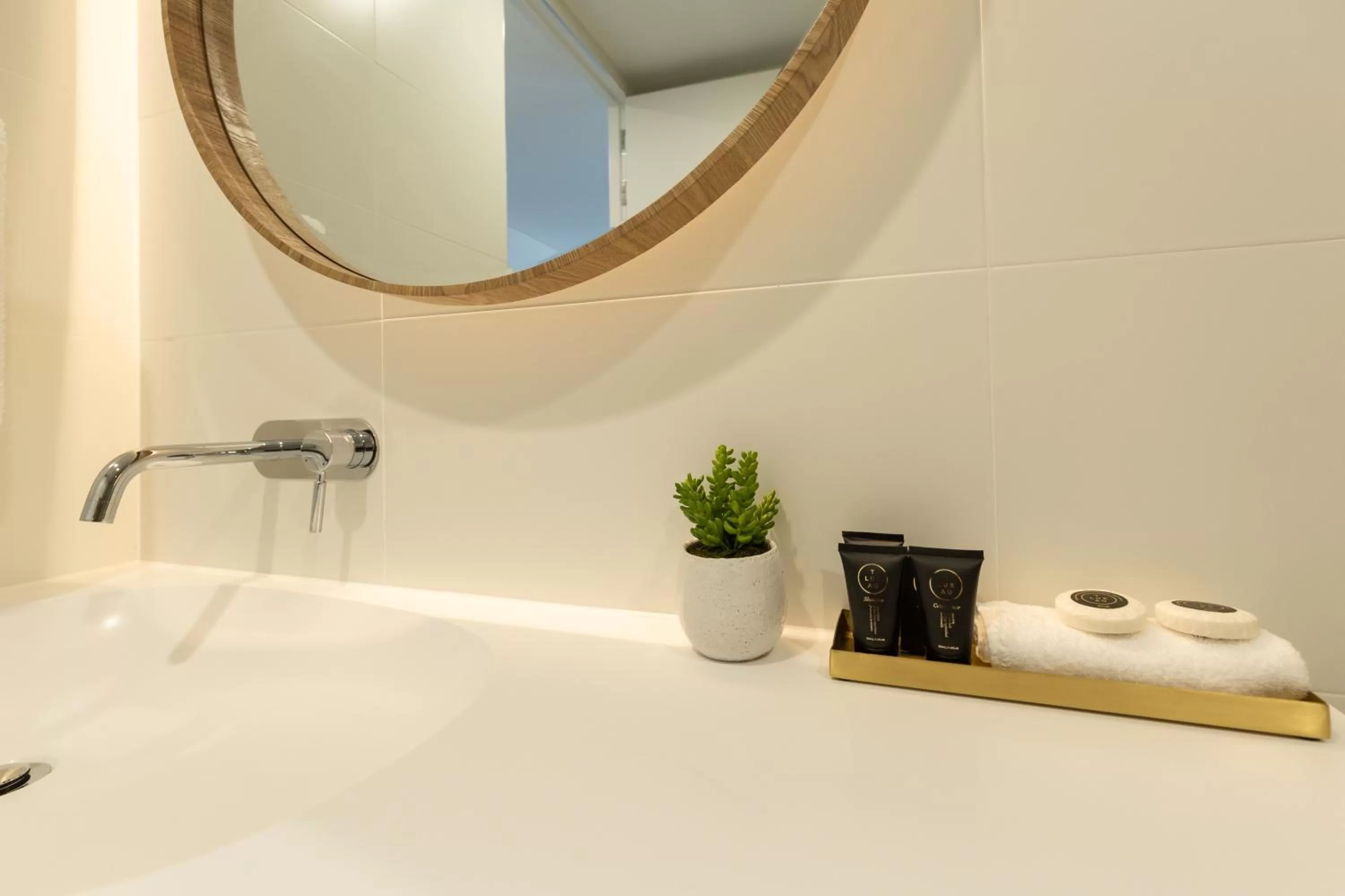 Astina Suites, Forster