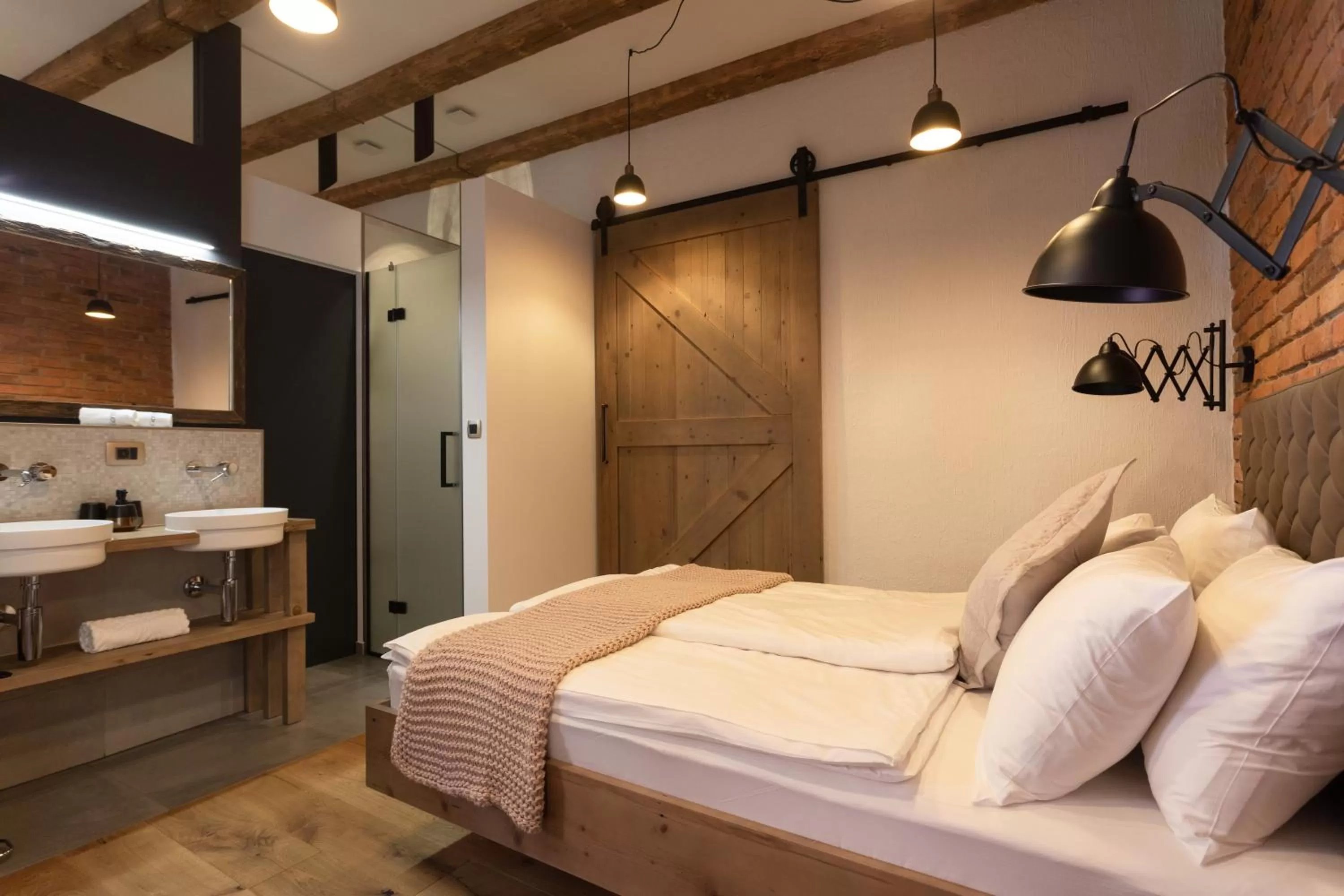 Bathroom, Bed in Gentry11 Rooms&More