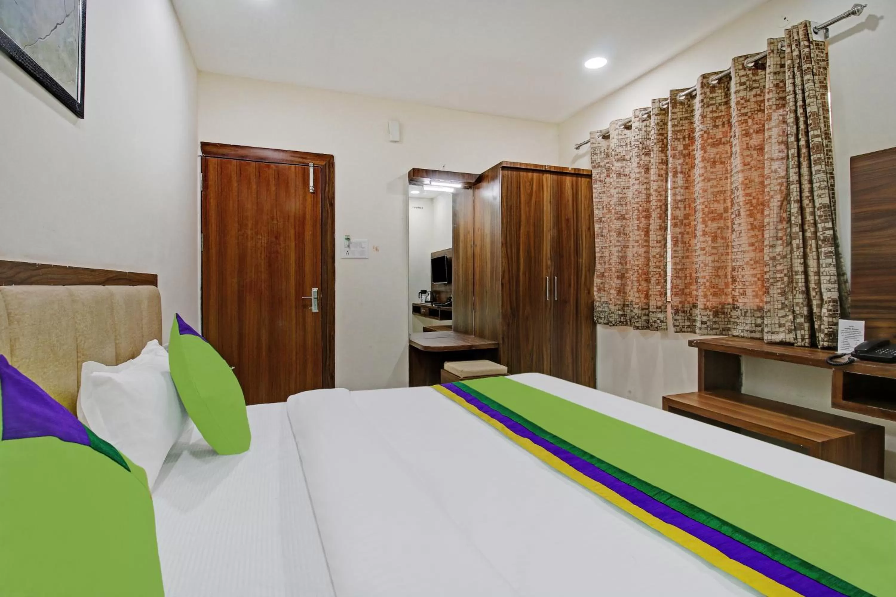 Bedroom, Bed in Treebo Krishna Regency ISBT Bus Stop