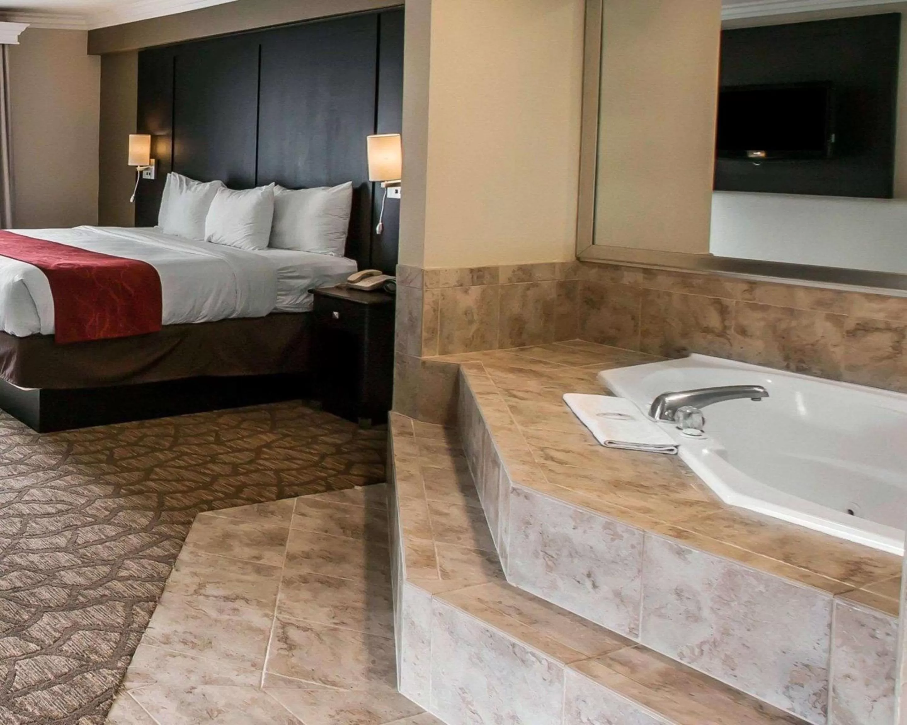 Photo of the whole room, Bed in Comfort Suites San Clemente Beach