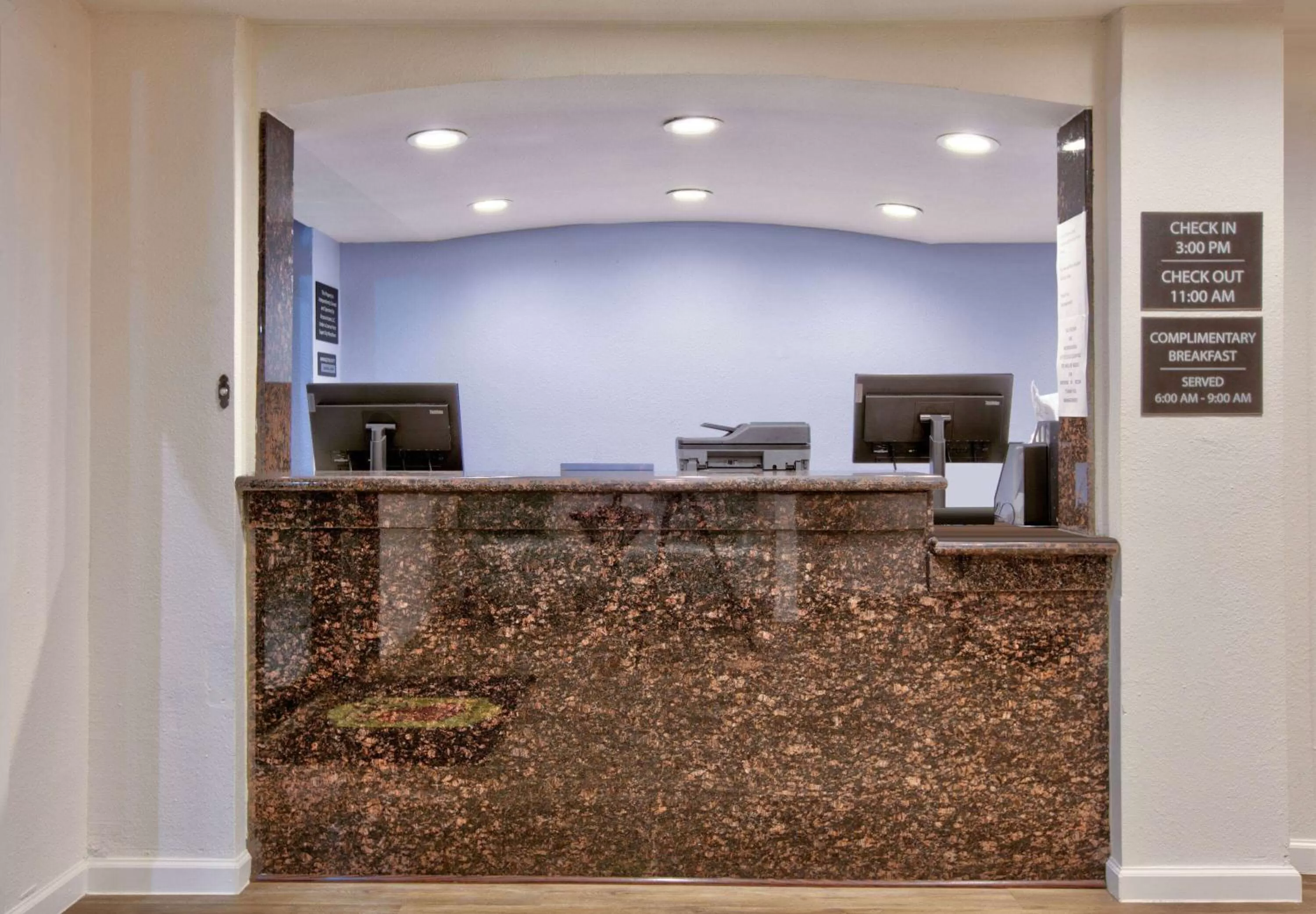 Lobby or reception in Super 8 by Wyndham Victoria - South - Hwy 59