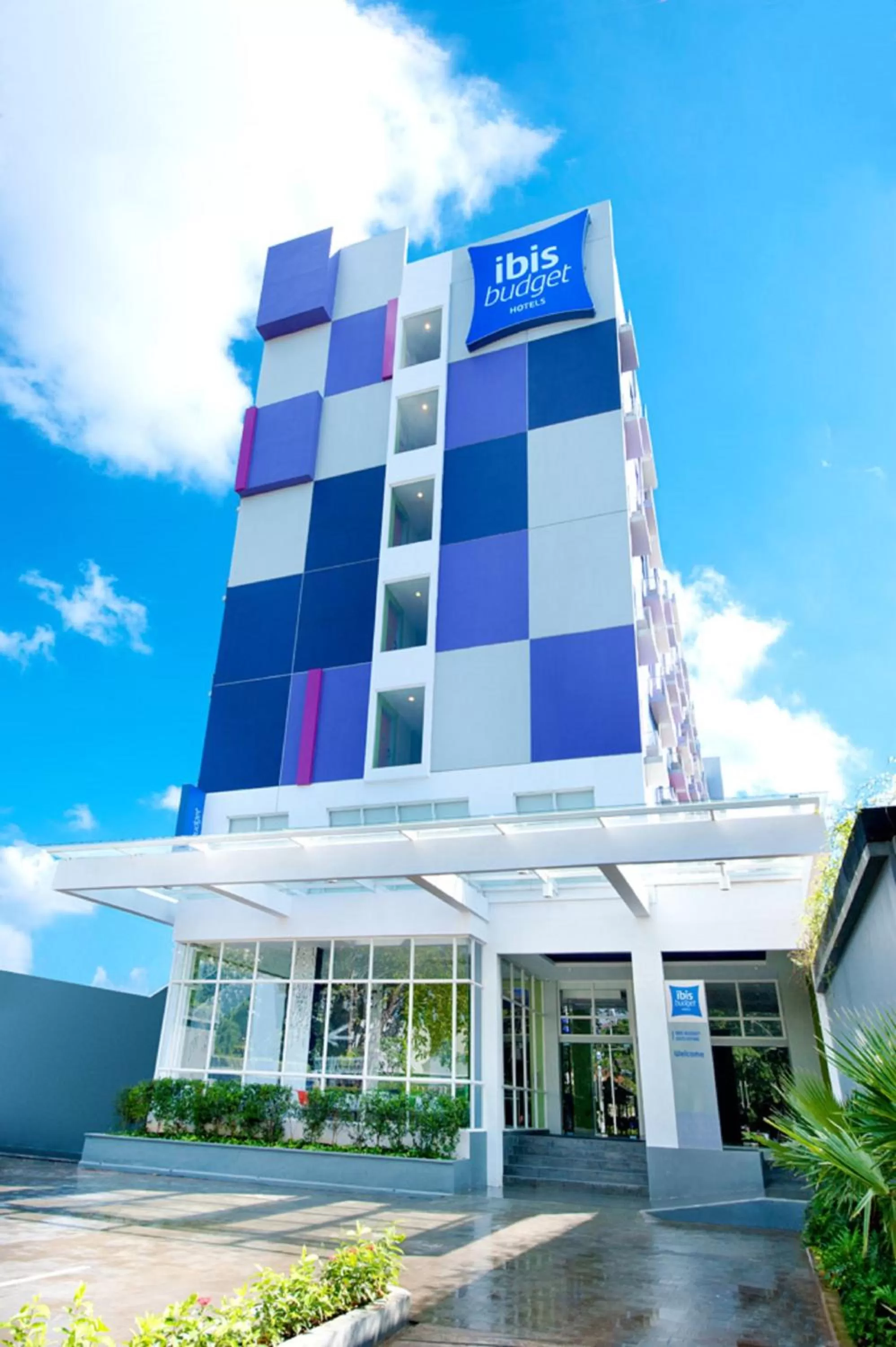Facade/entrance in Ibis Budget Semarang Tendean