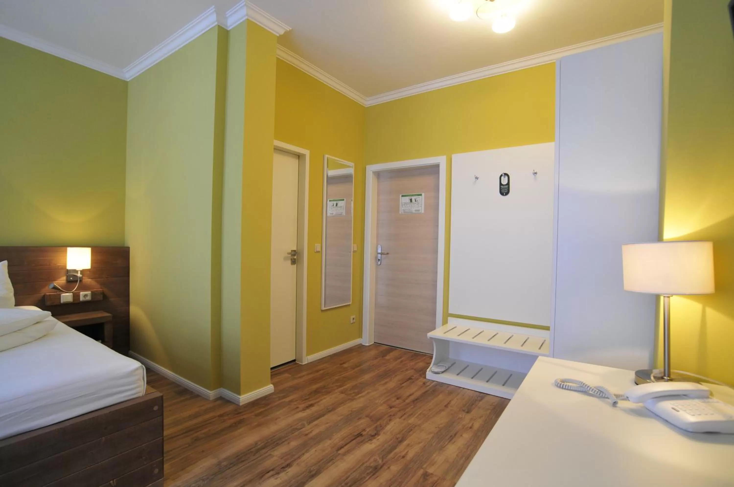 Photo of the whole room, Bed in Hotel Am Obermarkt