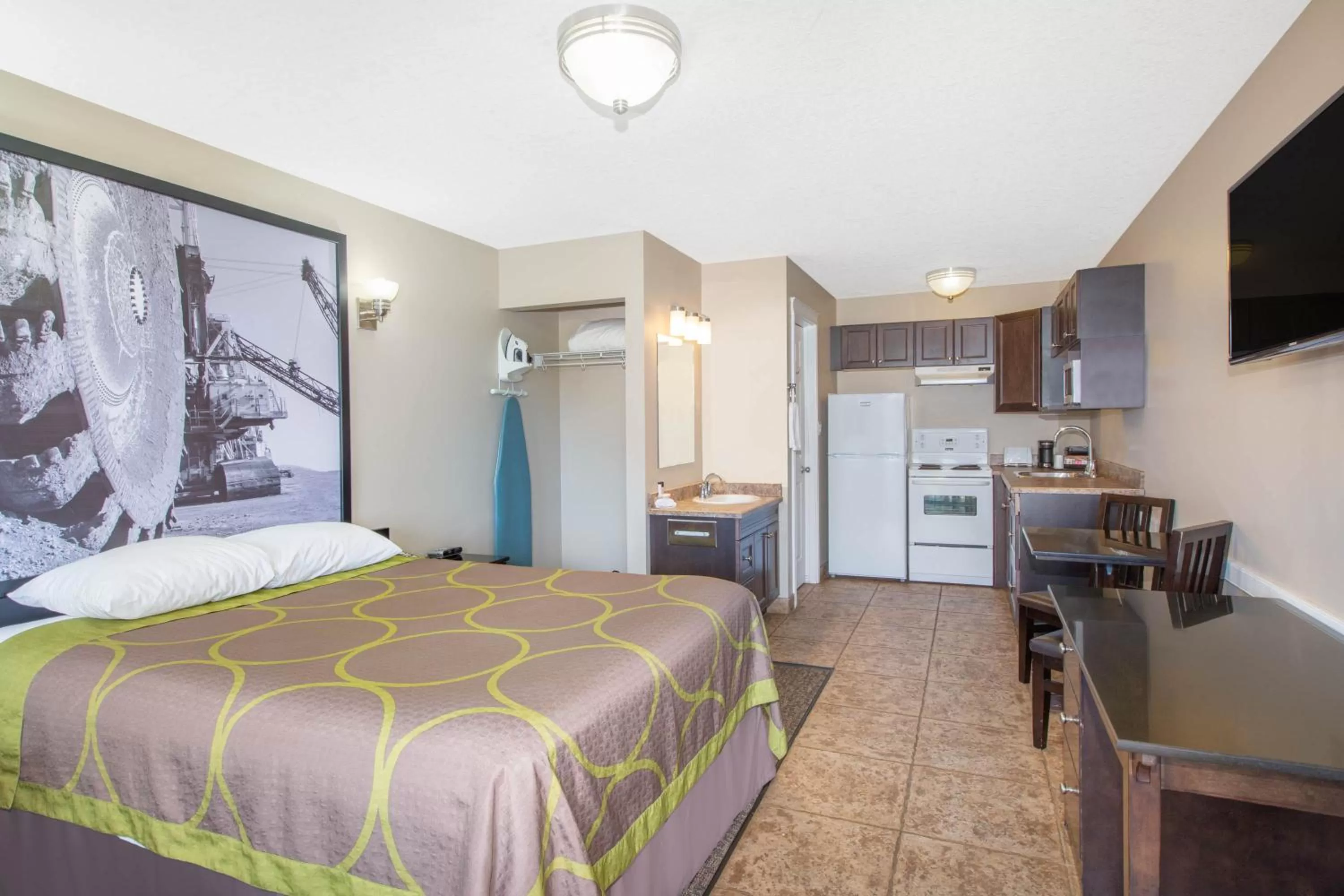 Kitchen or kitchenette, Bed in Super 8 by Wyndham Fort McMurray