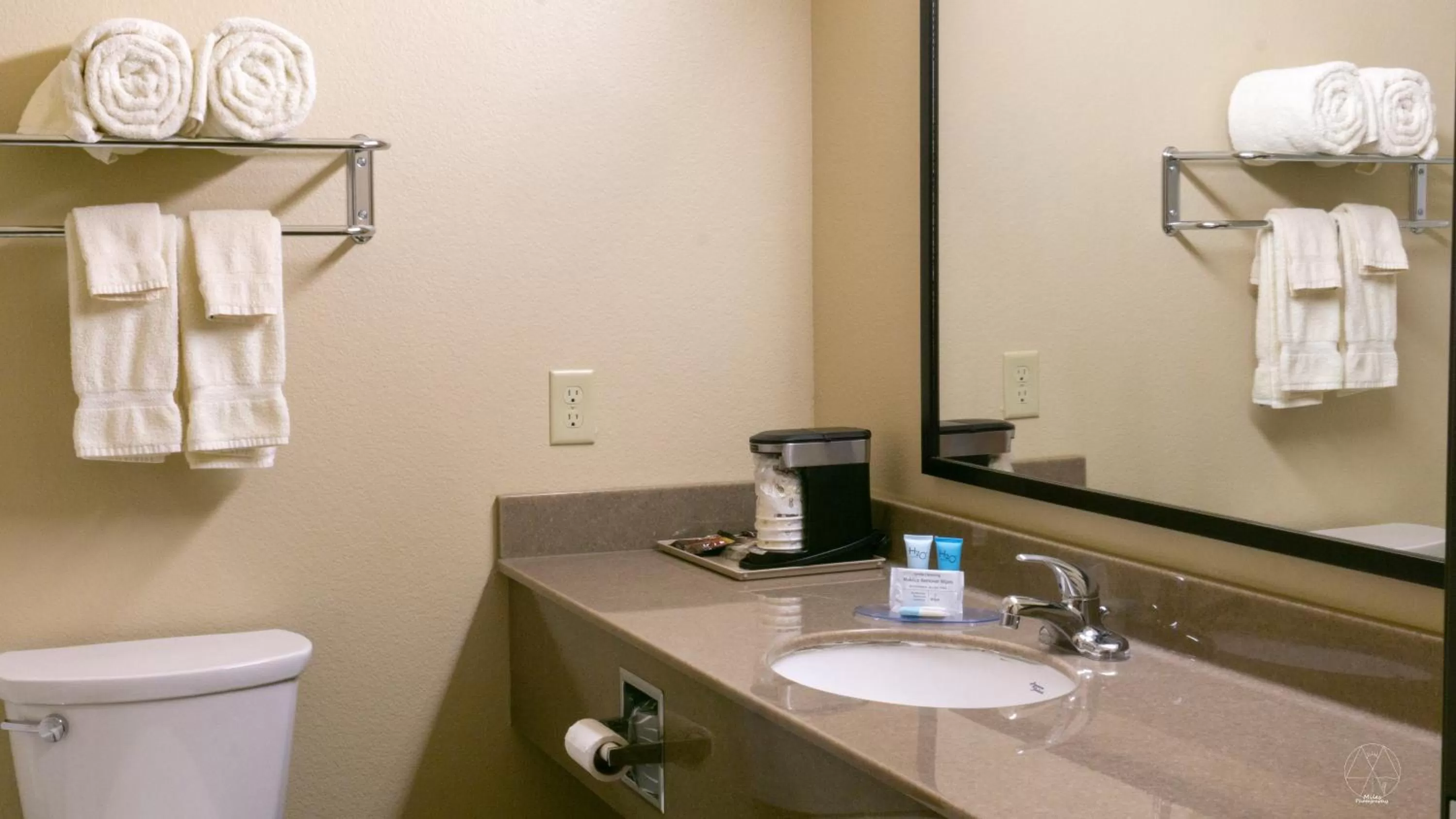 Toilet, Bathroom in Newcastle Lodge & Convention Center