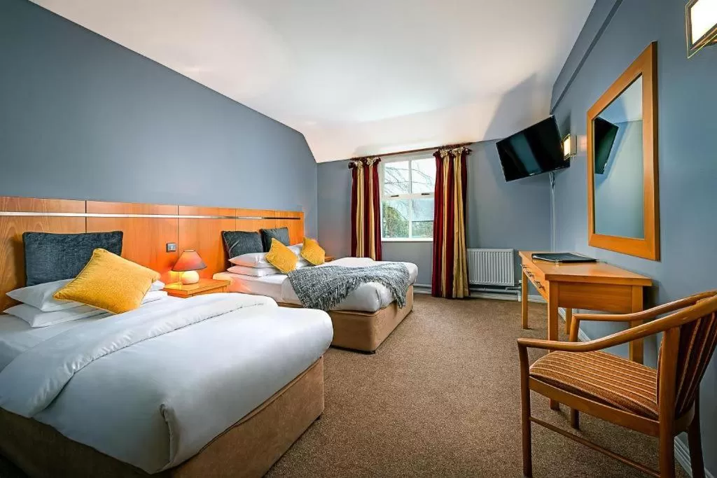 Photo of the whole room, Bed in Queens Hotel