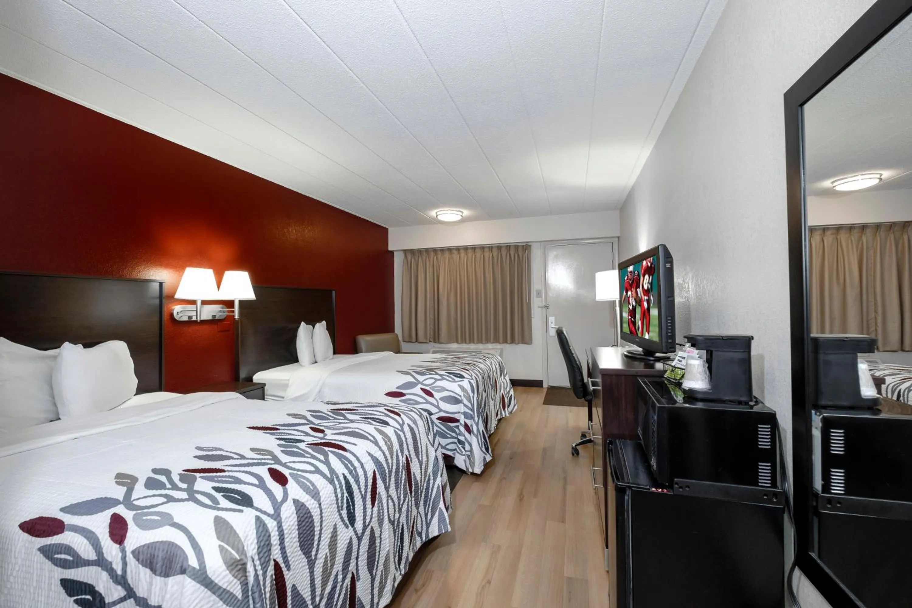 Photo of the whole room, Bed in Red Roof Inn Detroit - Troy