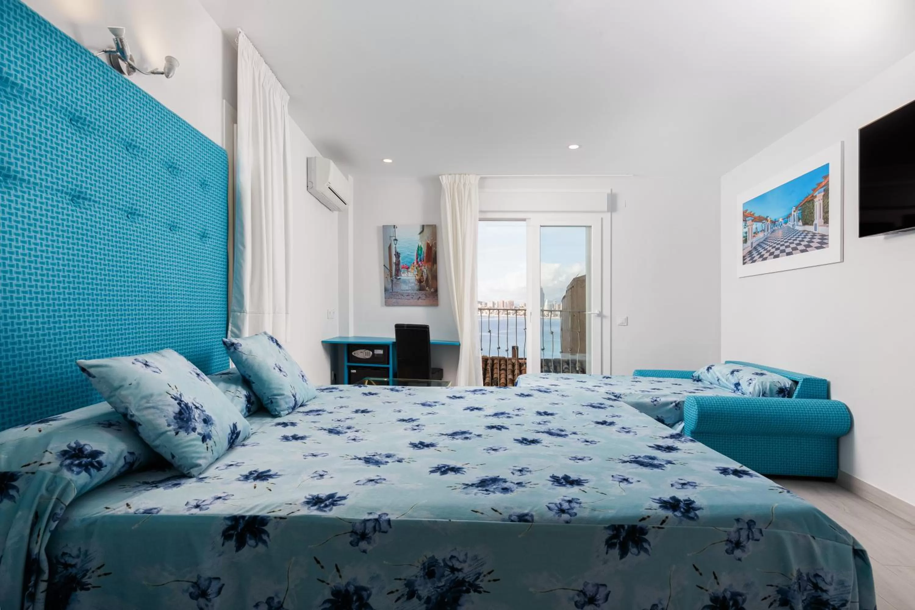 Photo of the whole room, Bed in NR Mirador del Castillo