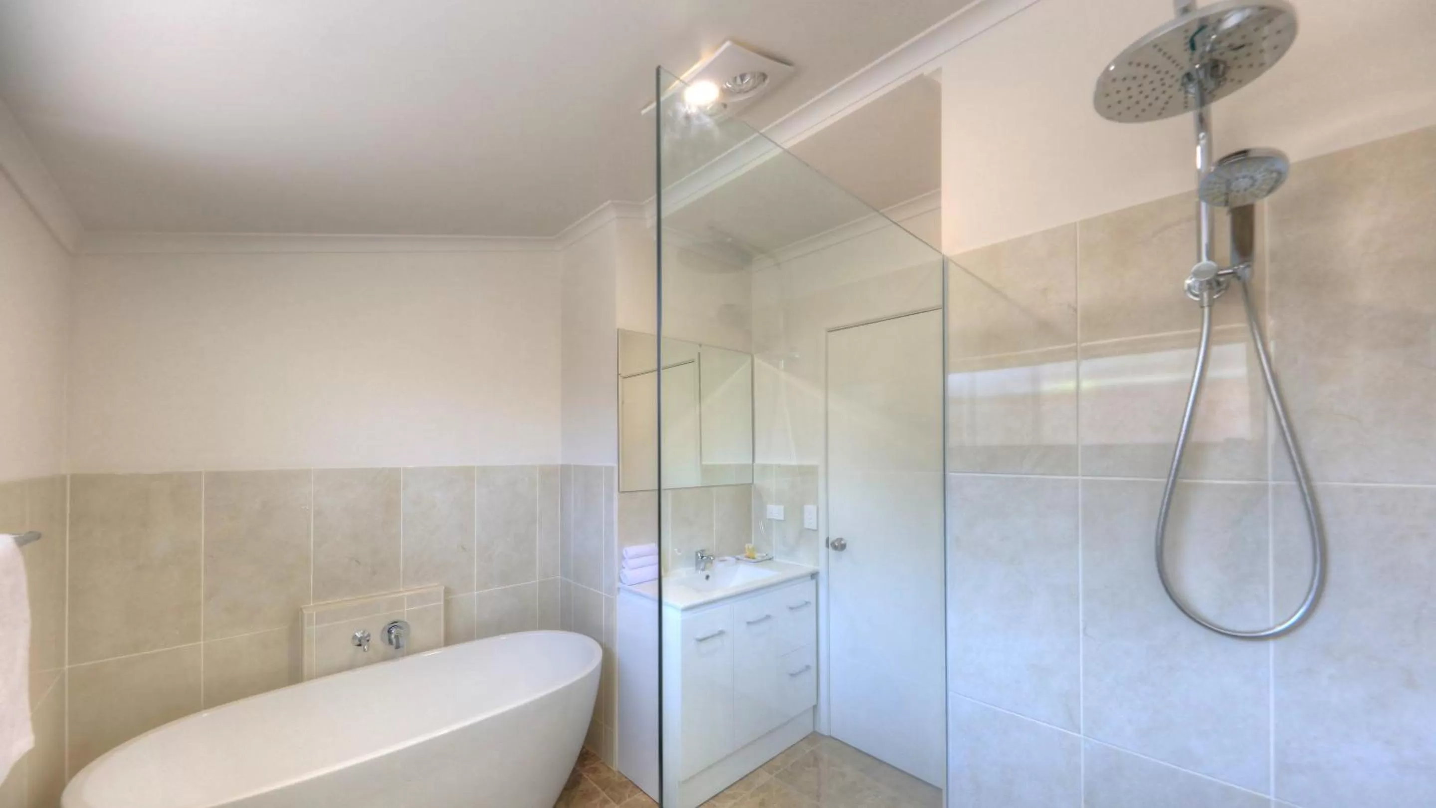 Bath in Heritage River Motor Inn