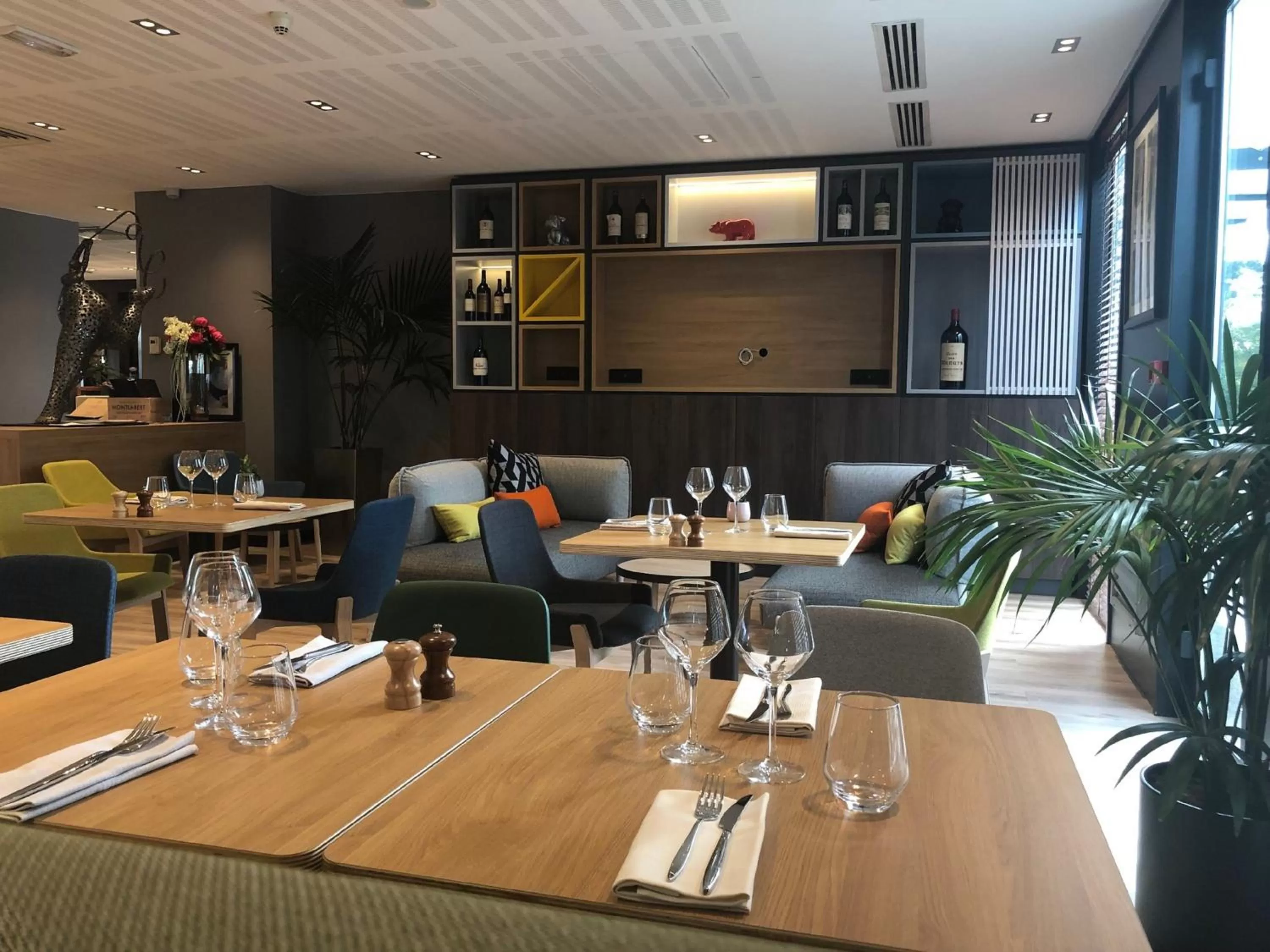 Lounge or bar in Holiday Inn Bordeaux Sud - Pessac by IHG