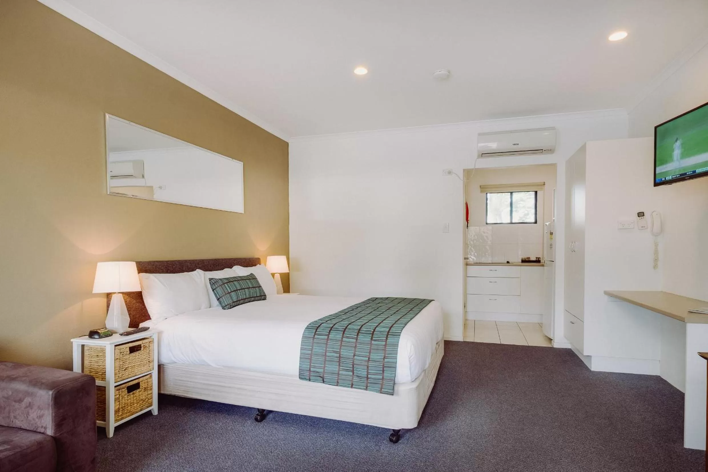 Bed in Artesian Spa Motel