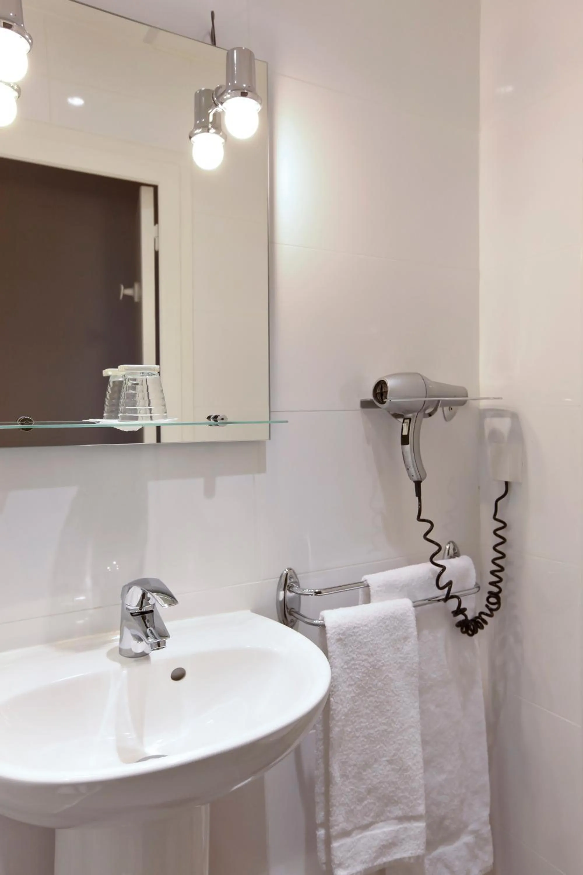 Bathroom in Hôtel du Dauphin