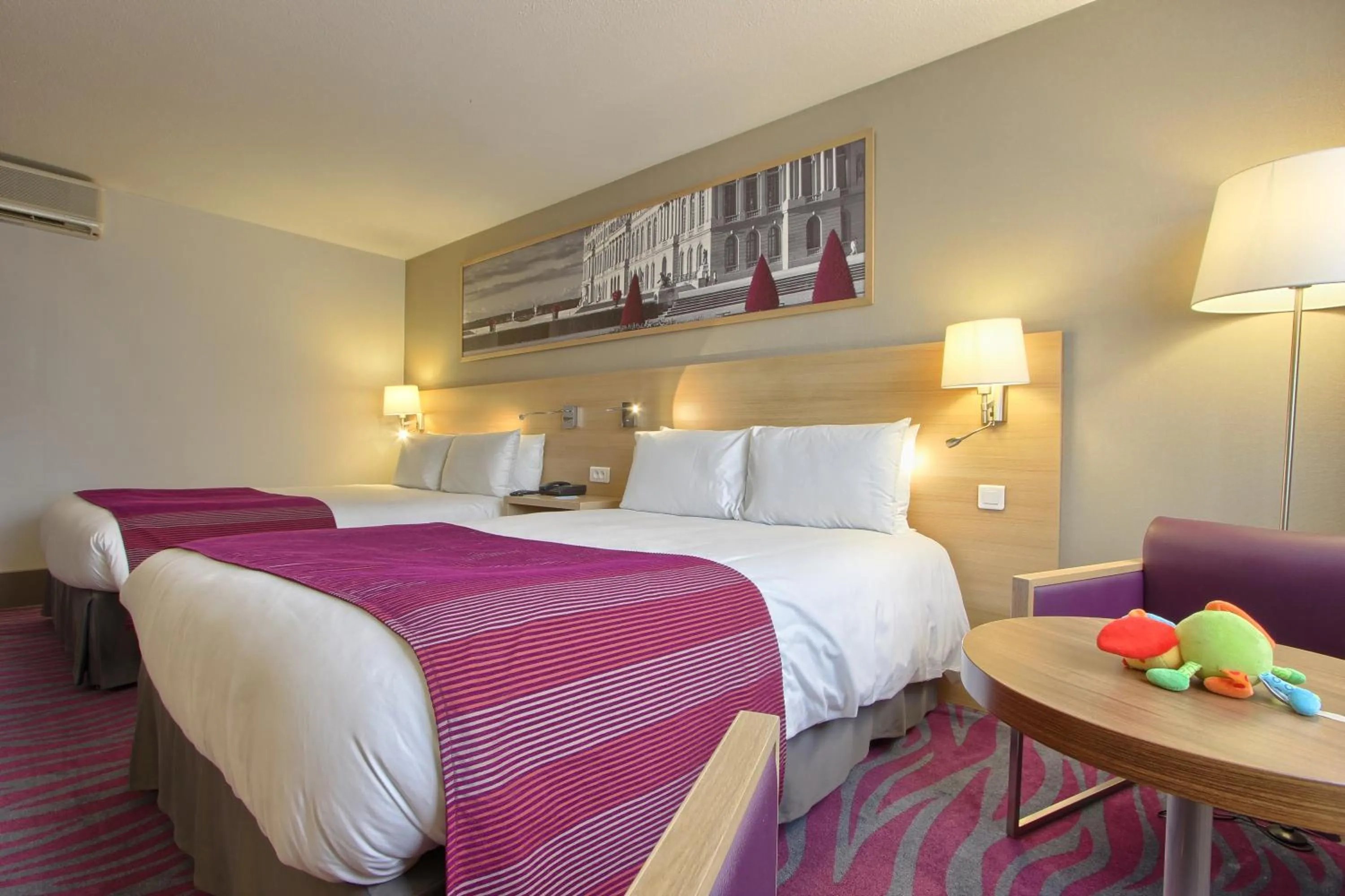 Photo of the whole room, Bed in Mercure Paris Velizy