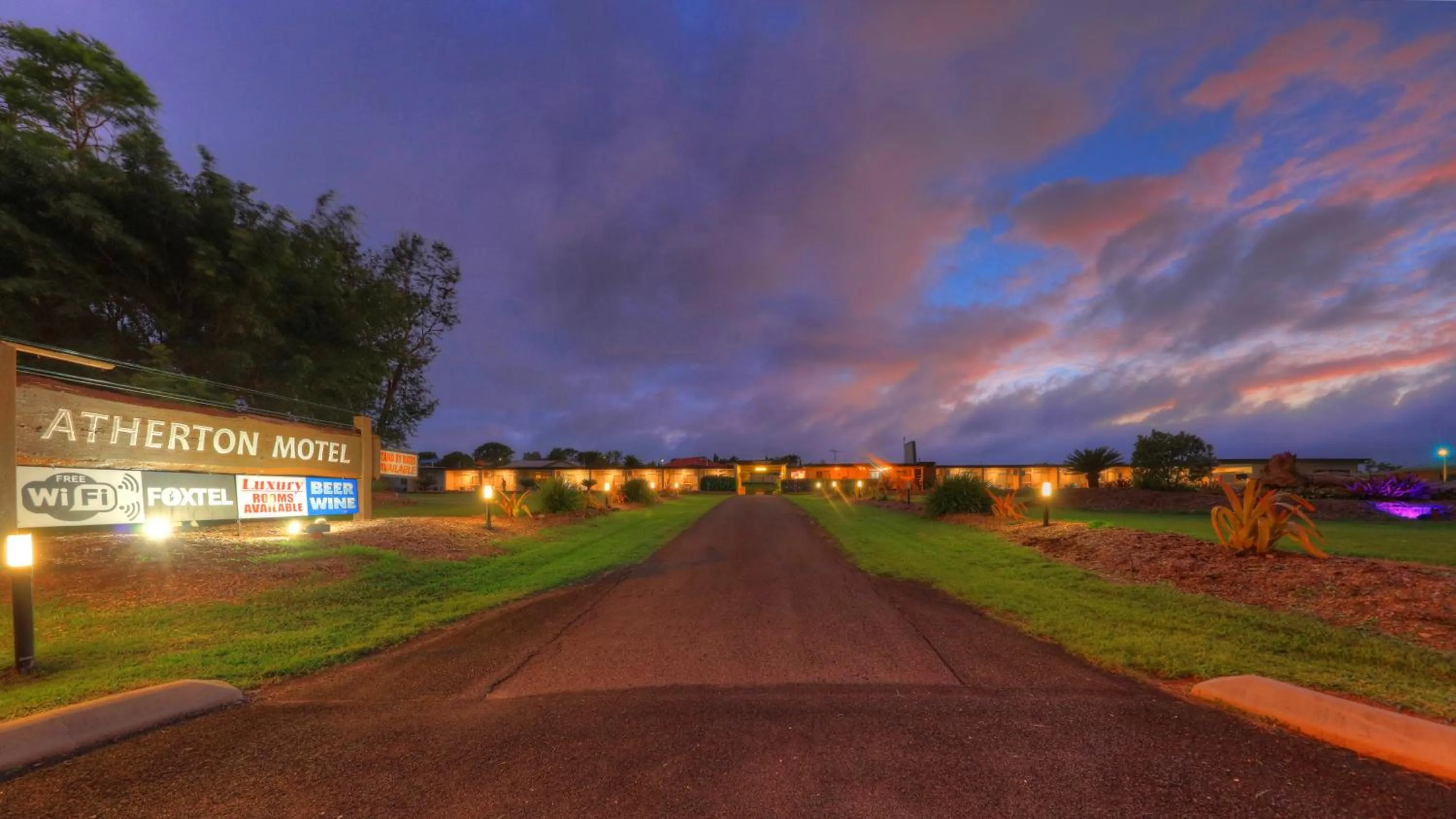 Facade/entrance in Atherton Motel