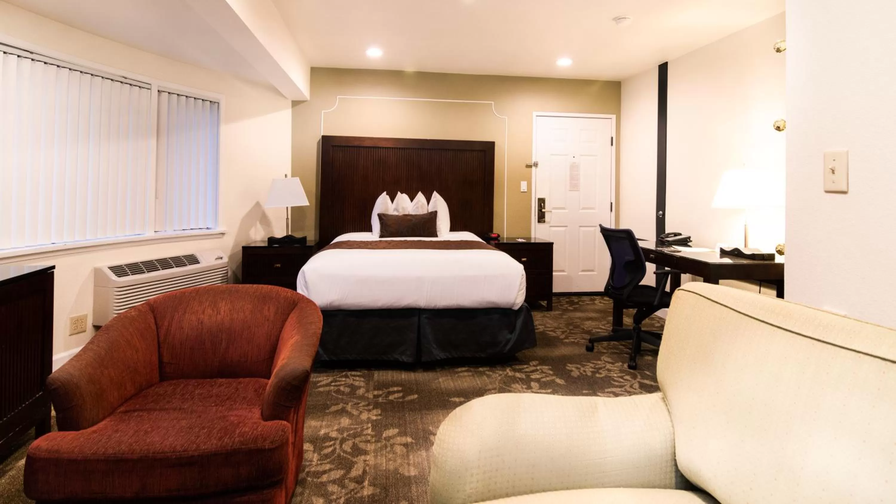 Photo of the whole room, Bed in Americas Best Value Inn Rancho Palos Verdes