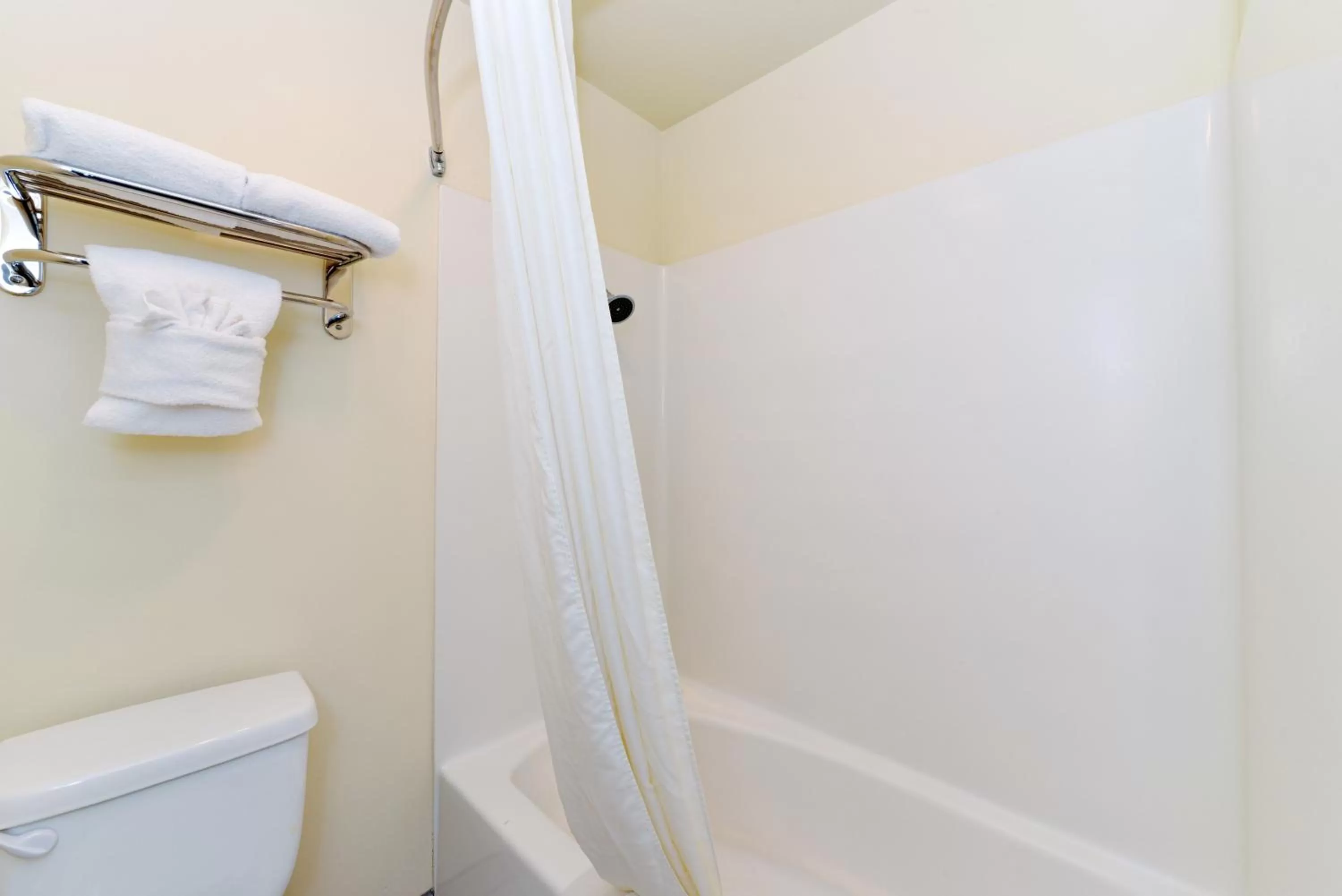 Bathroom in Edgewater Inn and Suites