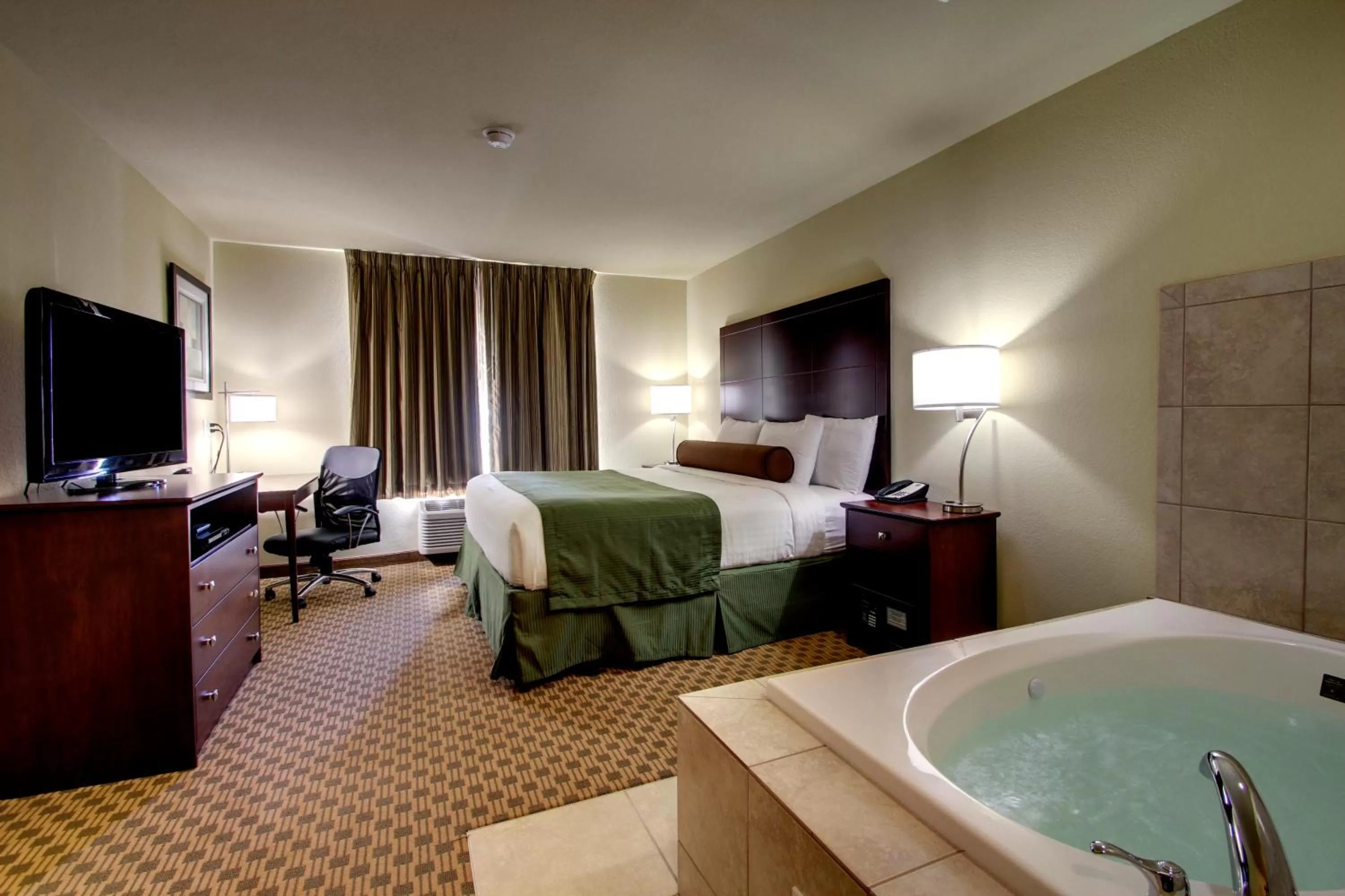 Bedroom, Bed in Cobblestone Inn & Suites - Rugby