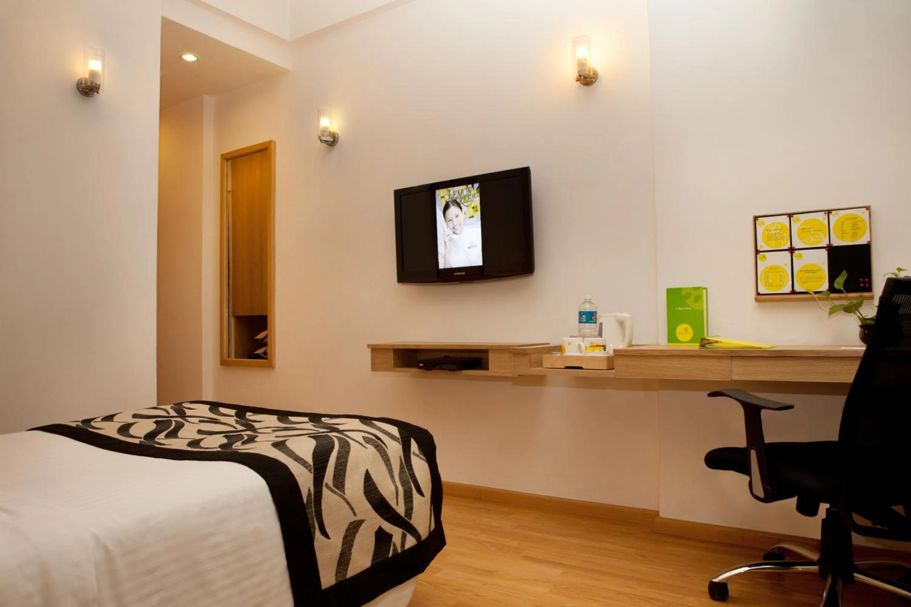 Photo of the whole room, Bed in Lemon Tree Hotel, Udyog Vihar, Gurugram