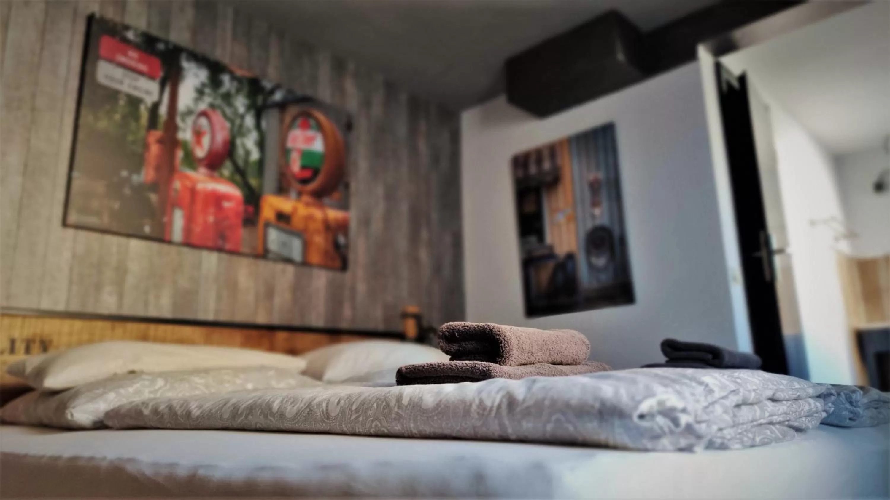 Photo of the whole room, Bed in Roastineer Hotel