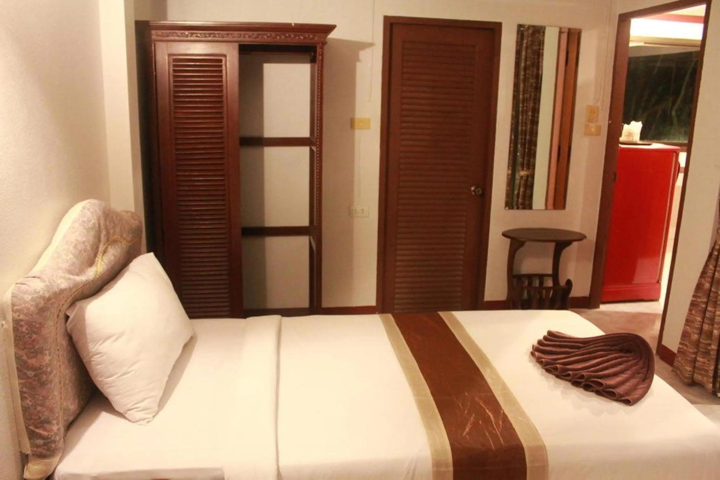 Photo of the whole room, Bed in Chaweng Noi Resort