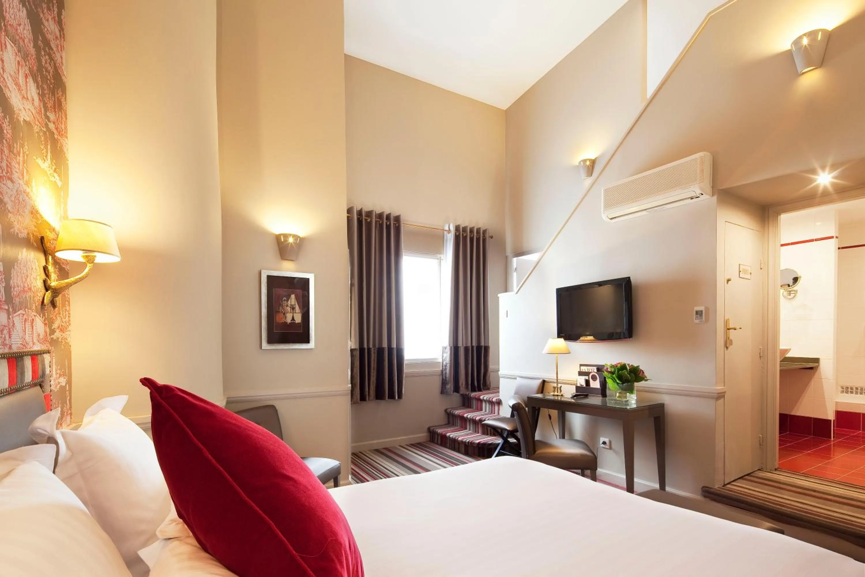 Photo of the whole room, Bed in Hôtel des Comédies