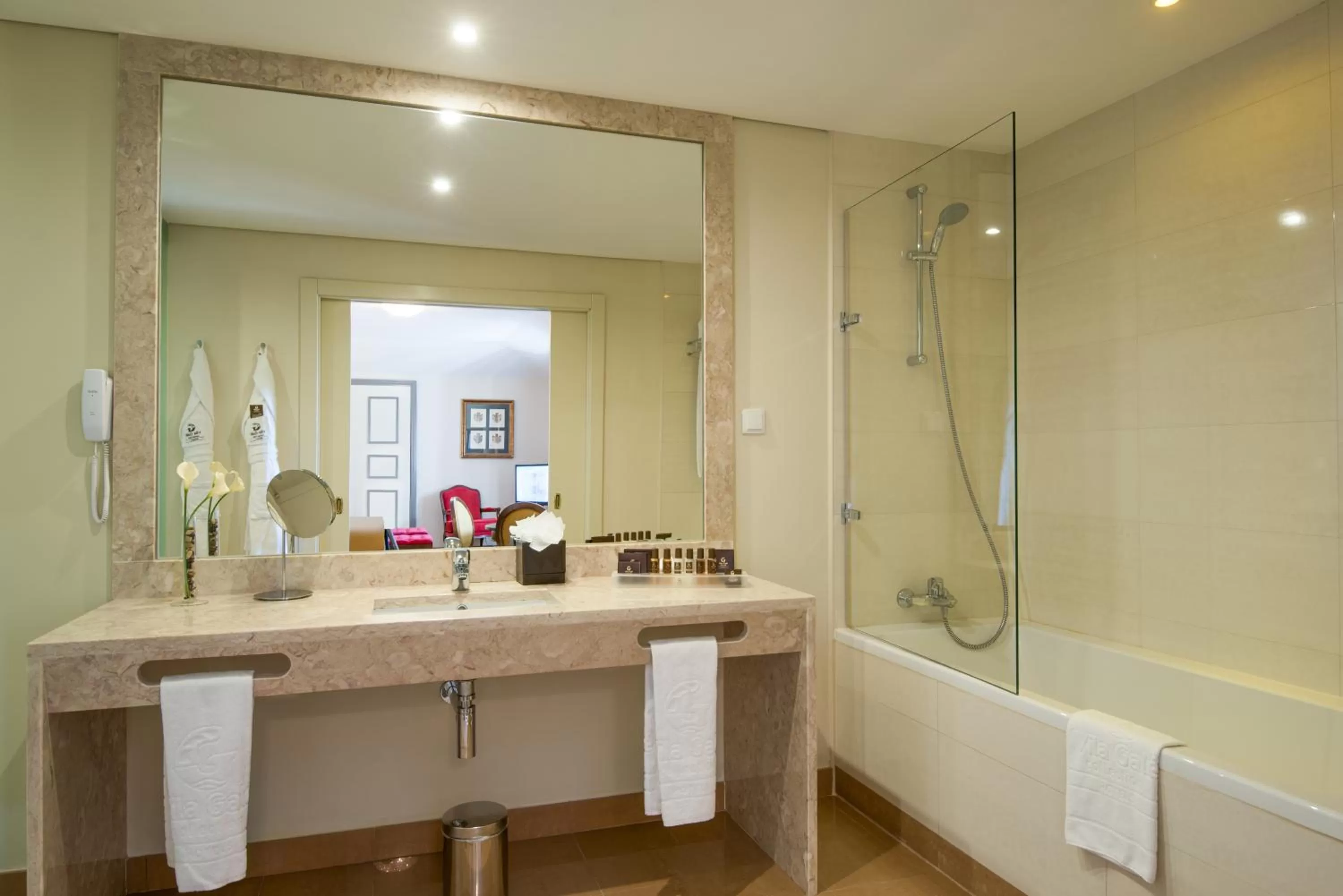 Bathroom in Vila Gale Collection Palácio dos Arcos