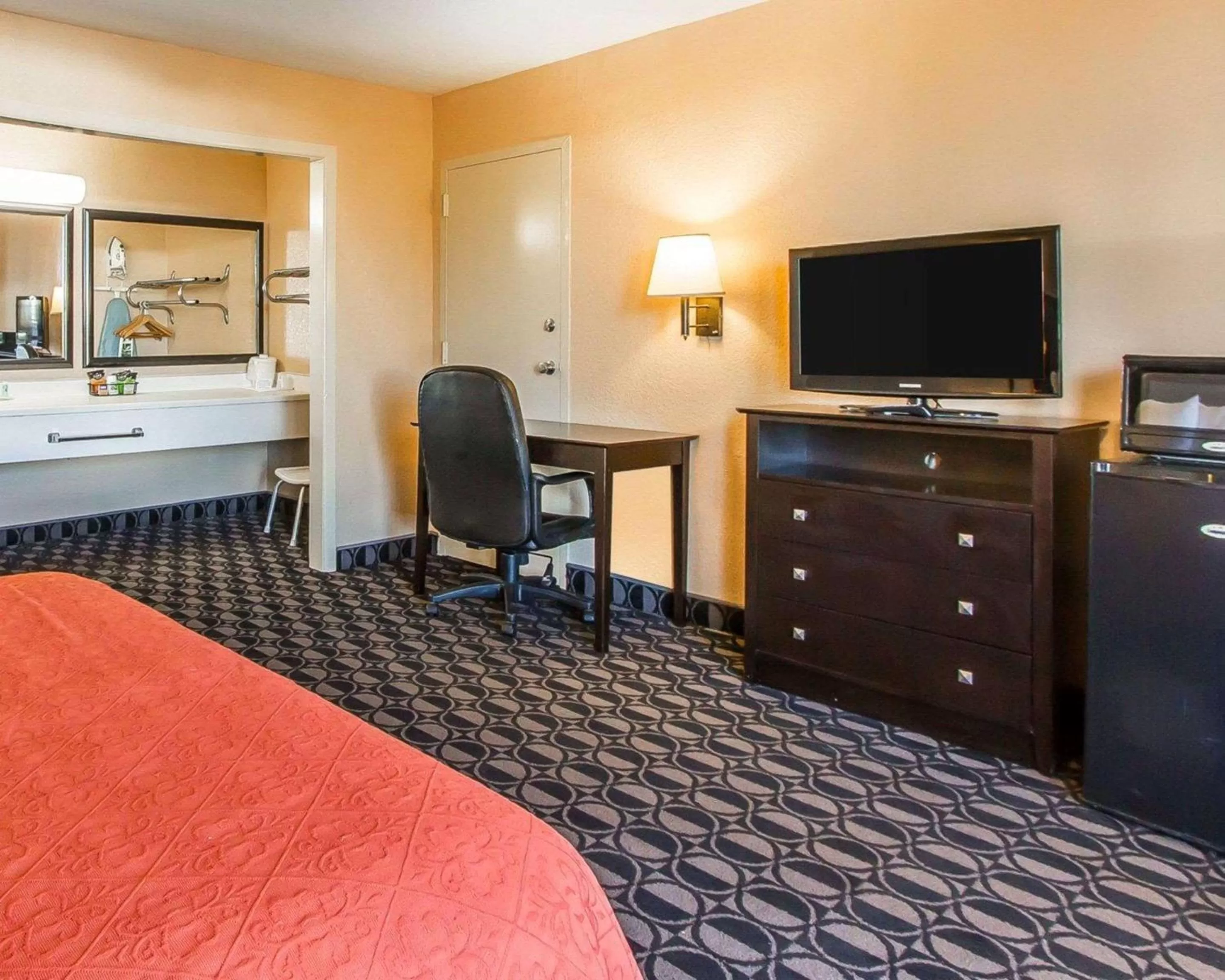 Photo of the whole room in Quality Inn Ada near University